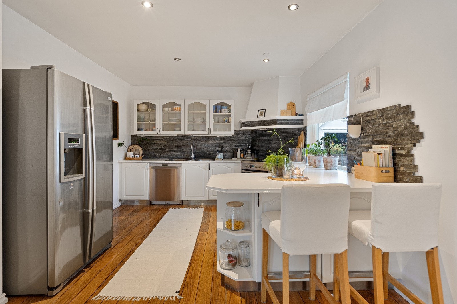 Lyst og tiltalende kjøkken med rikelig skap- og benkeplass. Galleribilde