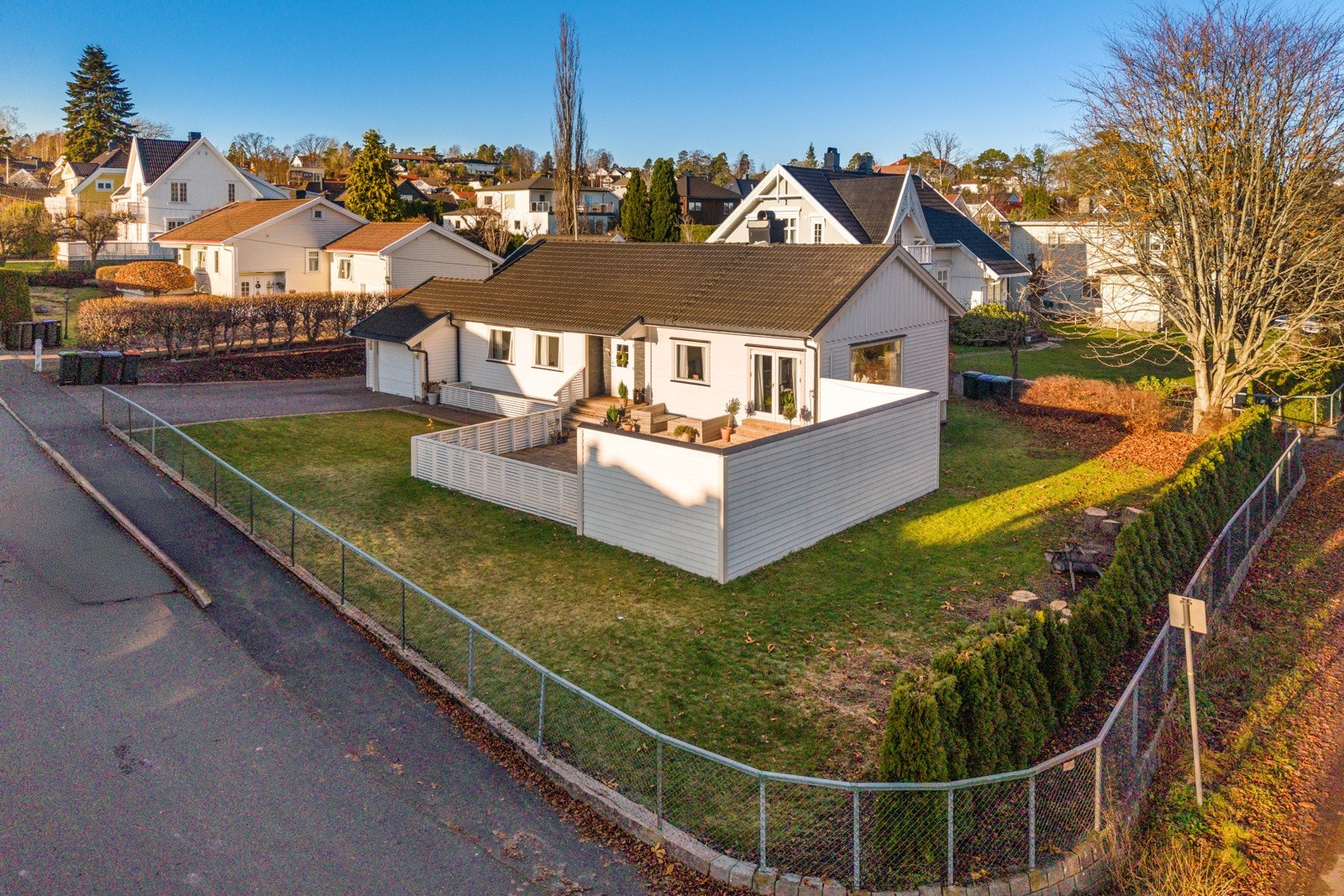 Ved ungdomsskolen Teigar ligger Nøtterøyhallen og et flott utendørs idrettsanlegg med en rekke fotballbaner og 400 m friidrettsbane Galleribilde