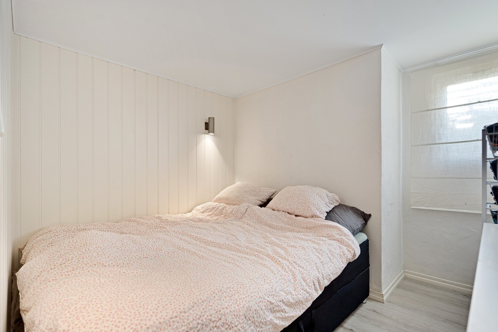 Tre rom er innredet som soverom, og det er montert større vinduer i stuen og disse rommene. Galleribilde