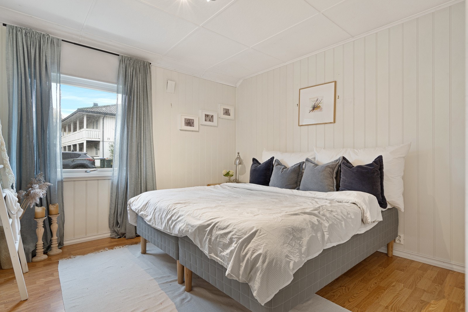 Det er tre store soverom i denne etasjen, alle med god plass til seng, garderobe og tilhørende møblement. Galleribilde