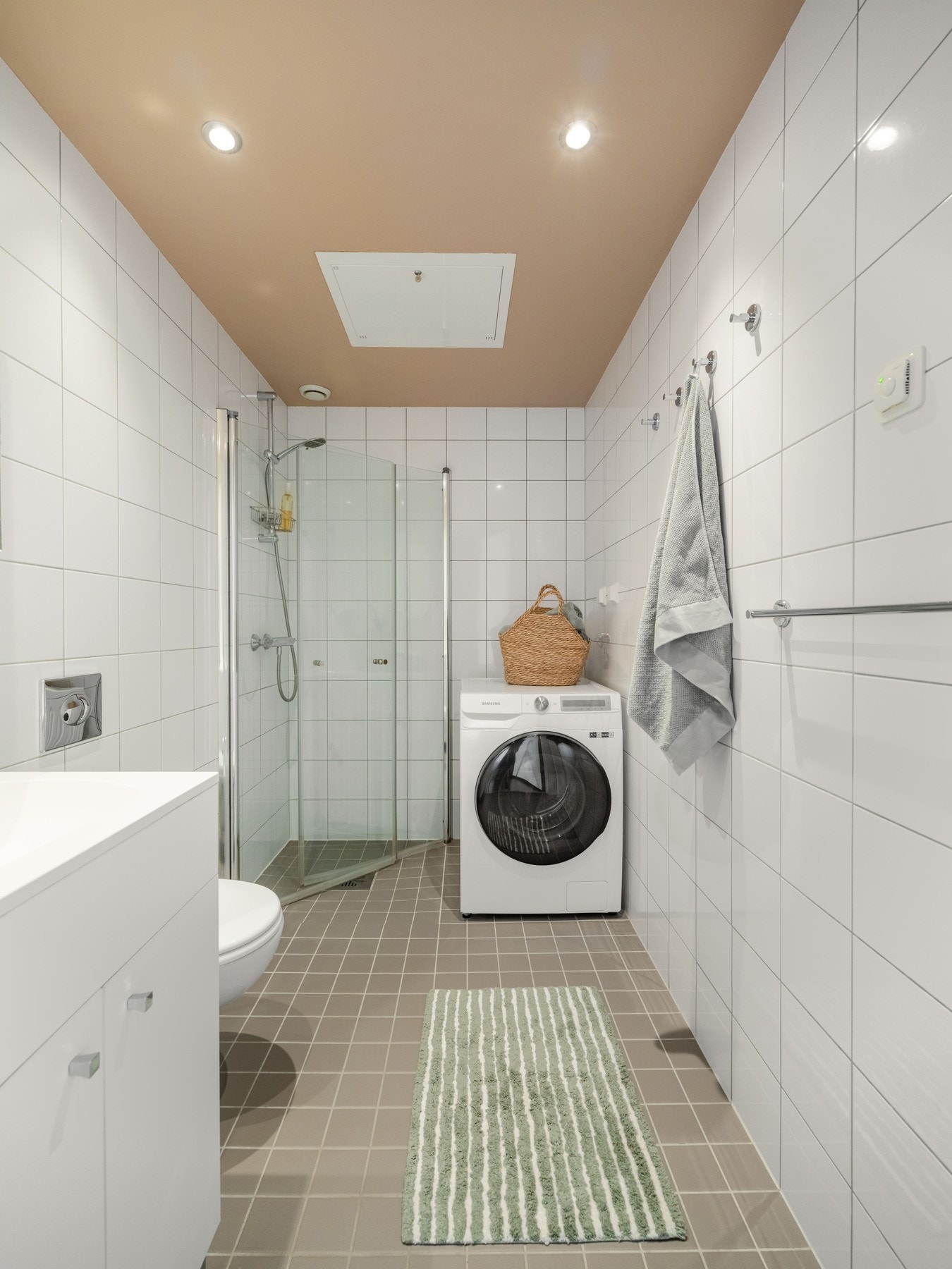 Fra entreen finner vi også inngangen til badet. Baderommet er fra byggeåret 2014, og har derfor en fin standard. Galleribilde