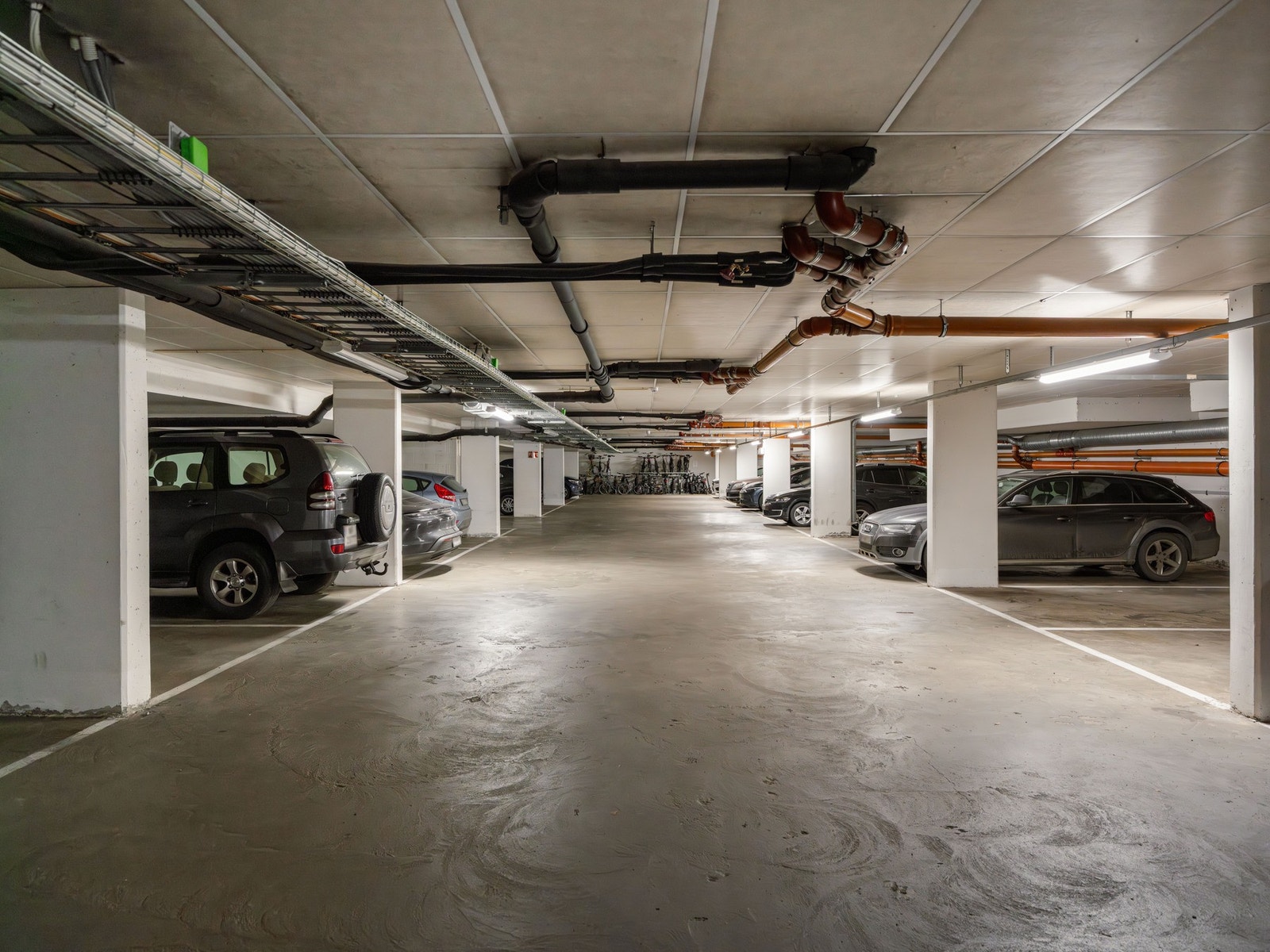 Det er garasjeplasser og parkeringsplasser utendørs som kan leies ved ledighet. Se salgsoppgave for mer informasjon. Galleribilde