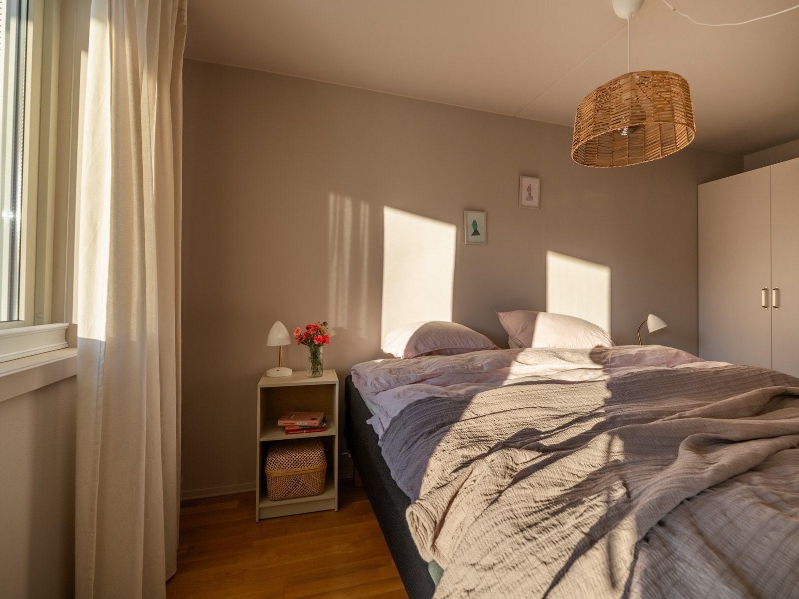 Det er god plass i garderobeskapet, som også følger med salget. Galleribilde