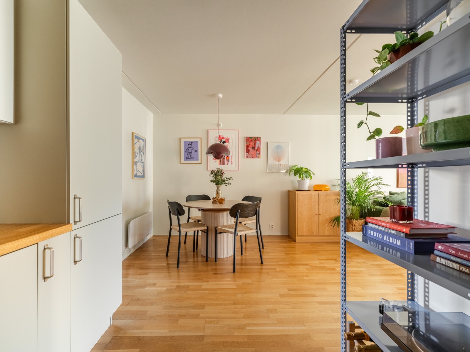 Spiseplassen ligger i direkte tilknytning til kjøkkenet. Galleribilde