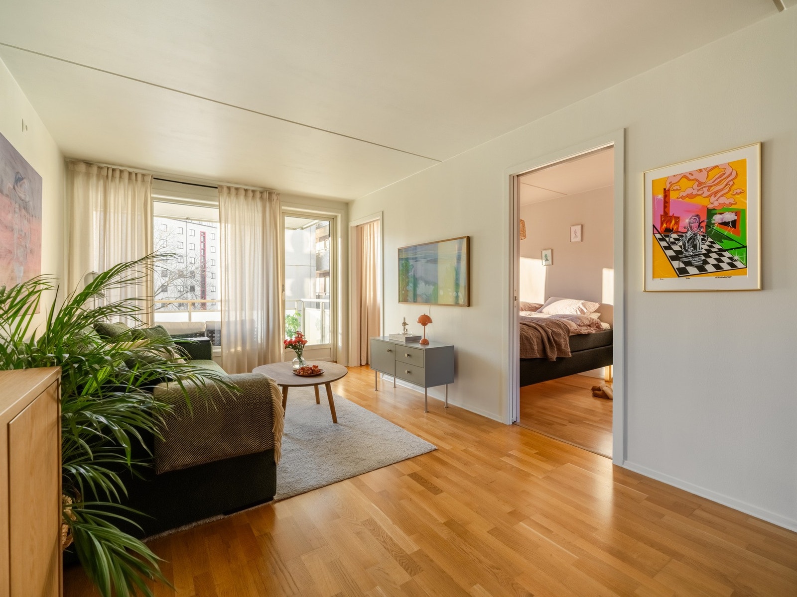 De store vindusflatene slipper inn godt med lys og gjør at leiligheten føles svært luftig. Galleribilde