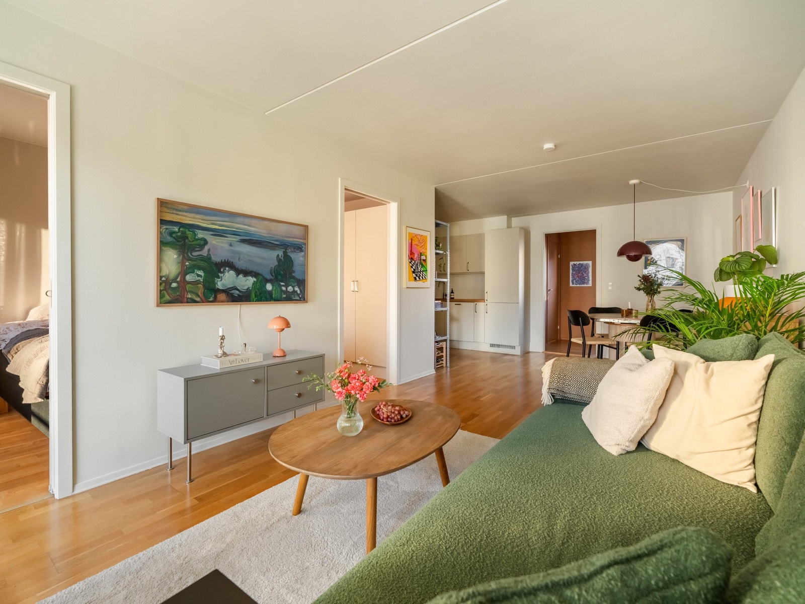 Også stuen ble malt i 2024. Dette rommet etter en lys og tidløs fargepalett. Galleribilde