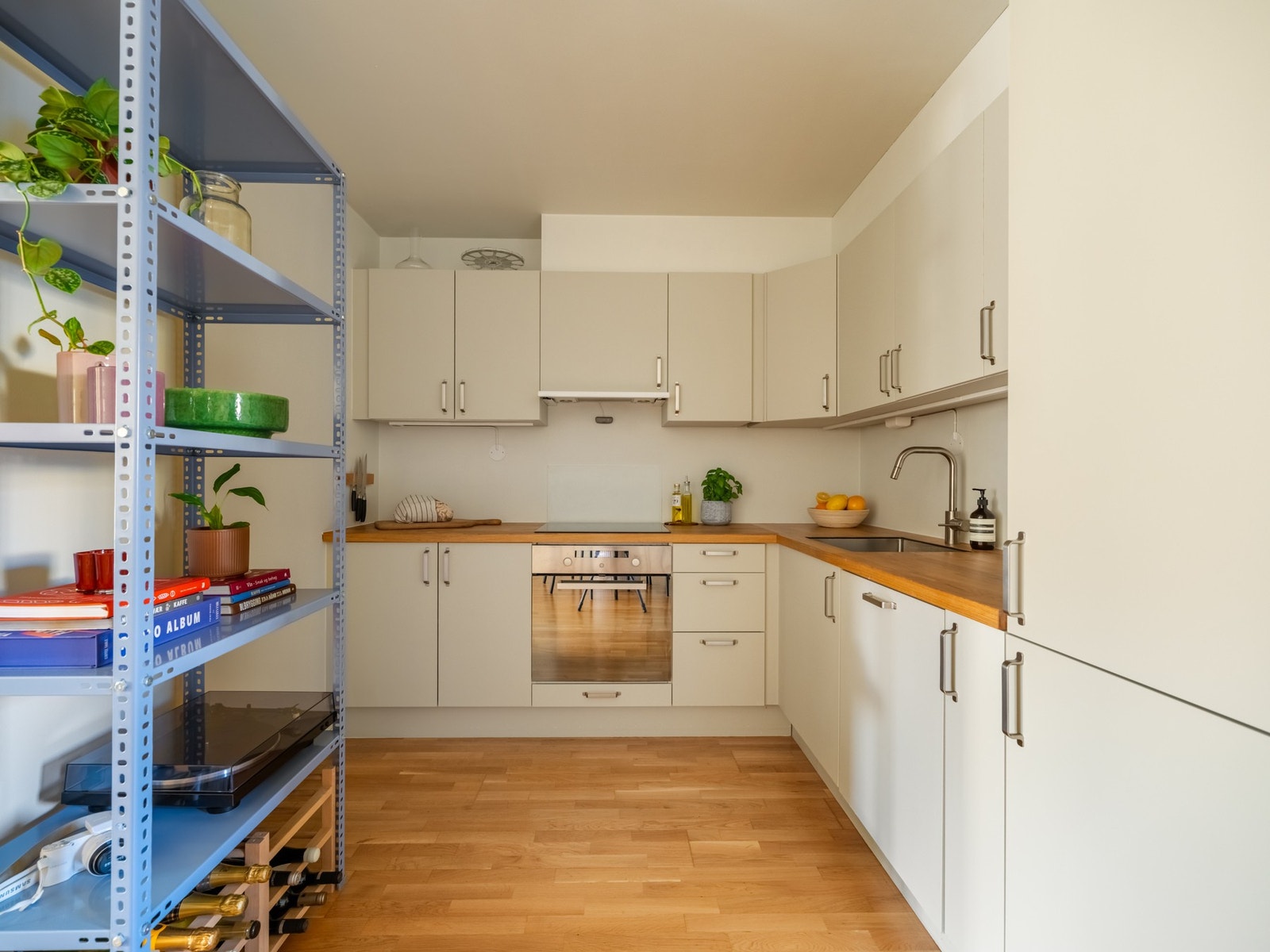 Kjøkkenet er fra 2014 og består av malte, glatte fronter, laminat benkeplater og integrerte hvitevarer. Benkeplate og koketopp ble byttet i 2024. Galleribilde