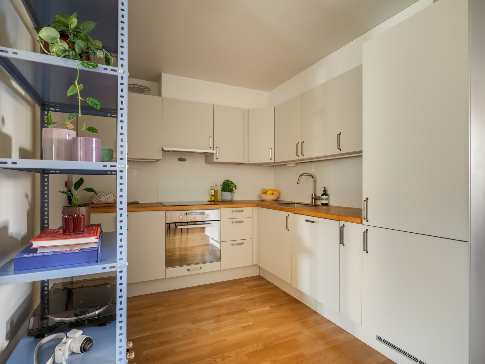 Stuen og kjøkken ligger fint sammen i en delvis åpen løsning. Galleribilde