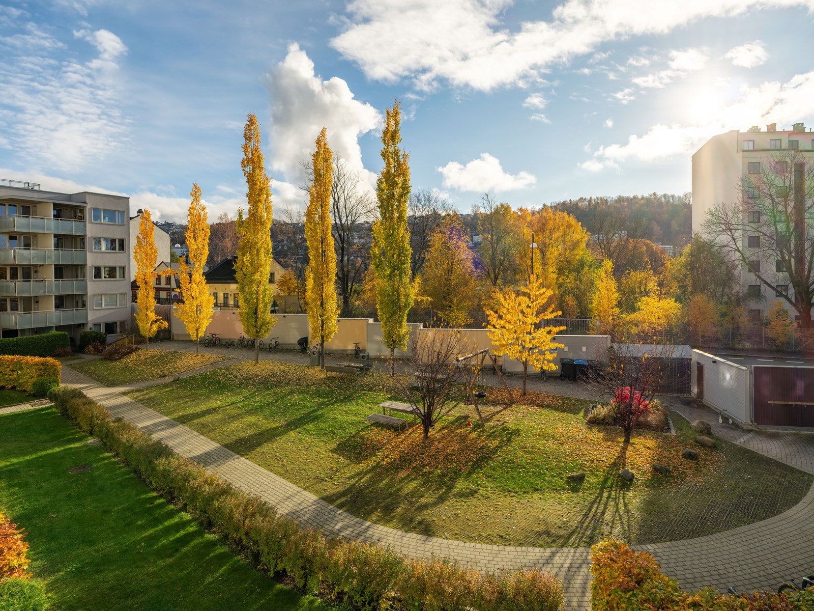 Herfra er det nydelig utsyn mot den frodige bakgården. Galleribilde