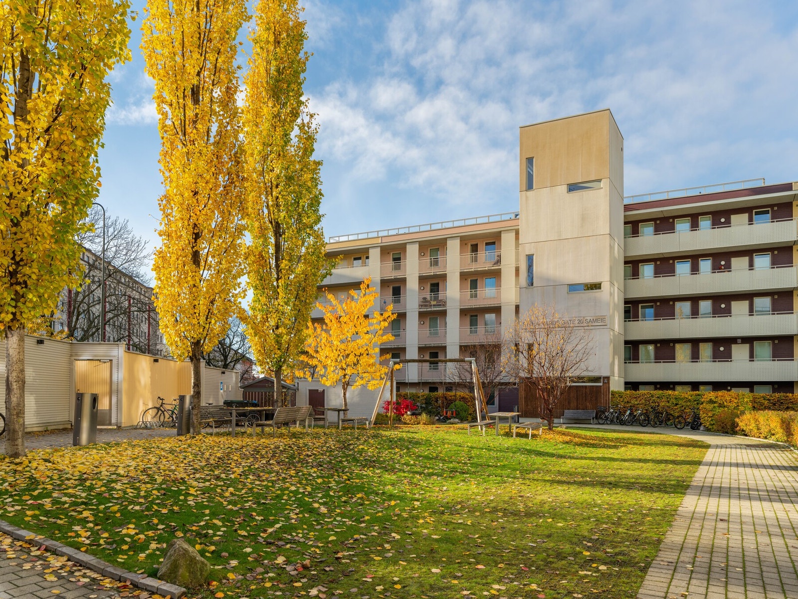 Sameiet flotte uteområder for både beboere og firebente. Galleribilde
