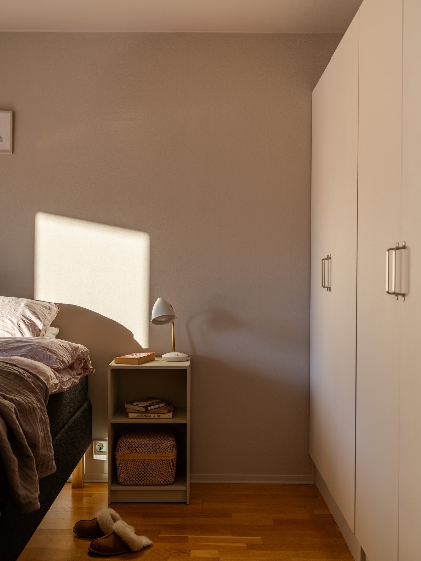 Vi tar turen inn igjen, og fra stuen finner vi inngangen til soverommet. Galleribilde