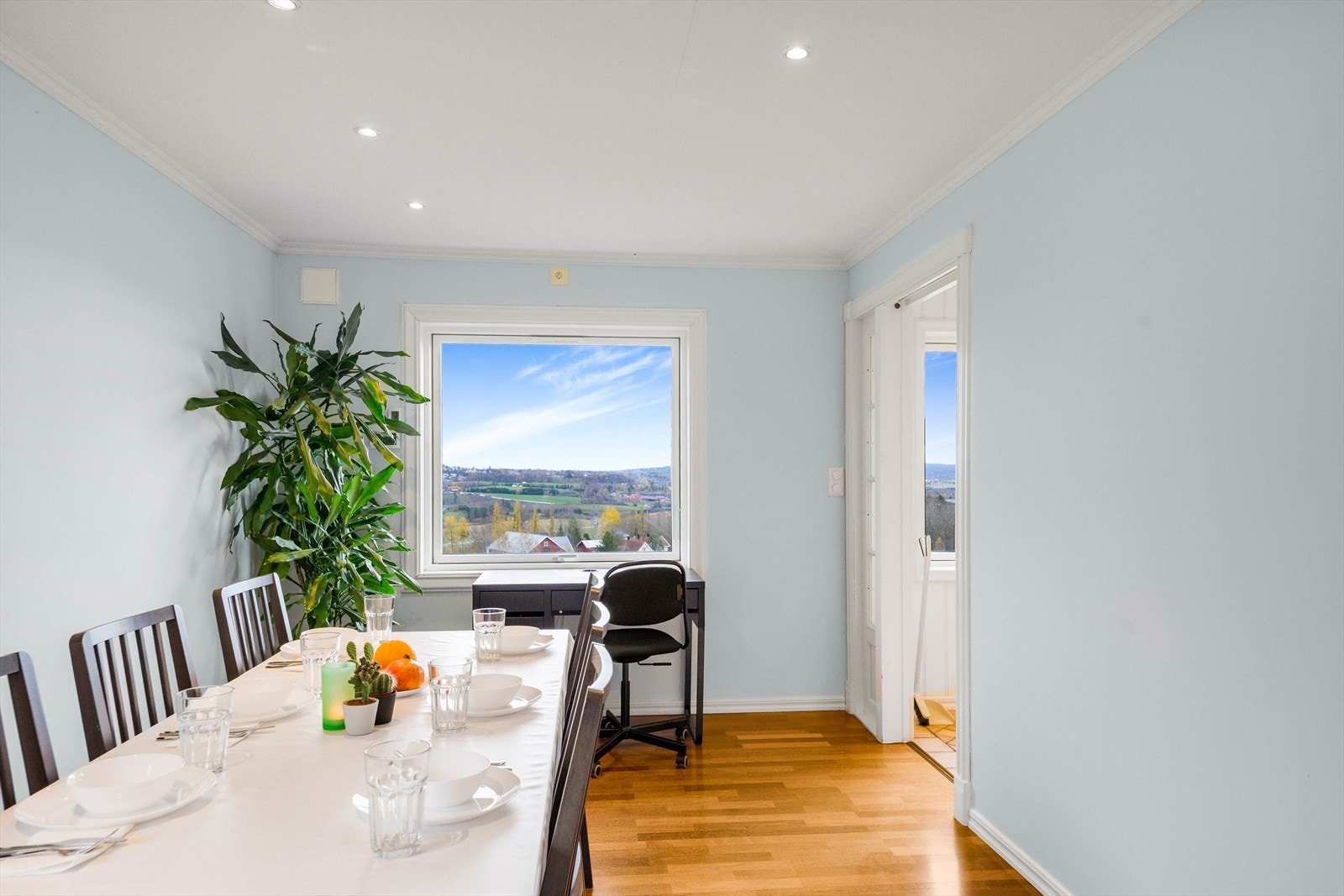 Stuen har downlights i himlingen, som gir et moderne uttrykk og sørger for jevn, behagelig belysning i hele rommet. Galleribilde