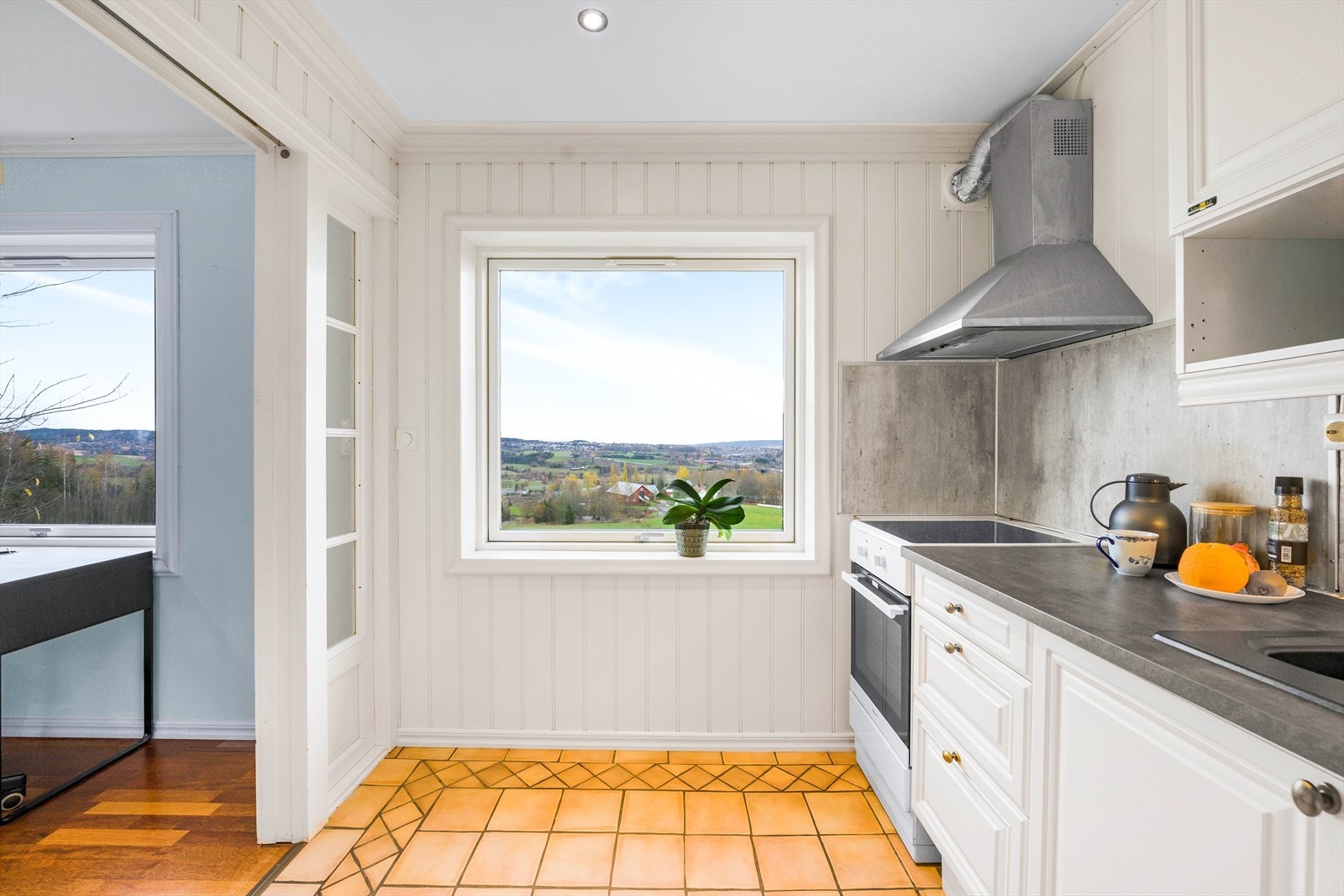 Kjøkkenet ligger i et separat rom med skyvedører til spisestuen og stuen. Galleribilde