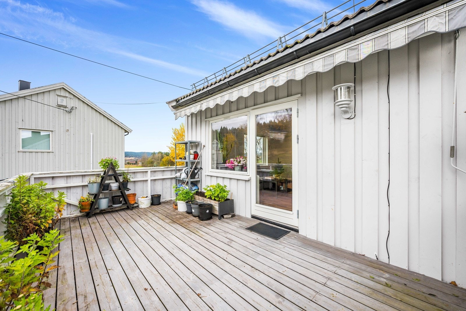 Balkongen er solrik og stor på hele 16 kvm. Perfekt for avslapning, grilling eller å nyte utsikten mot grønne omgivelser. Galleribilde