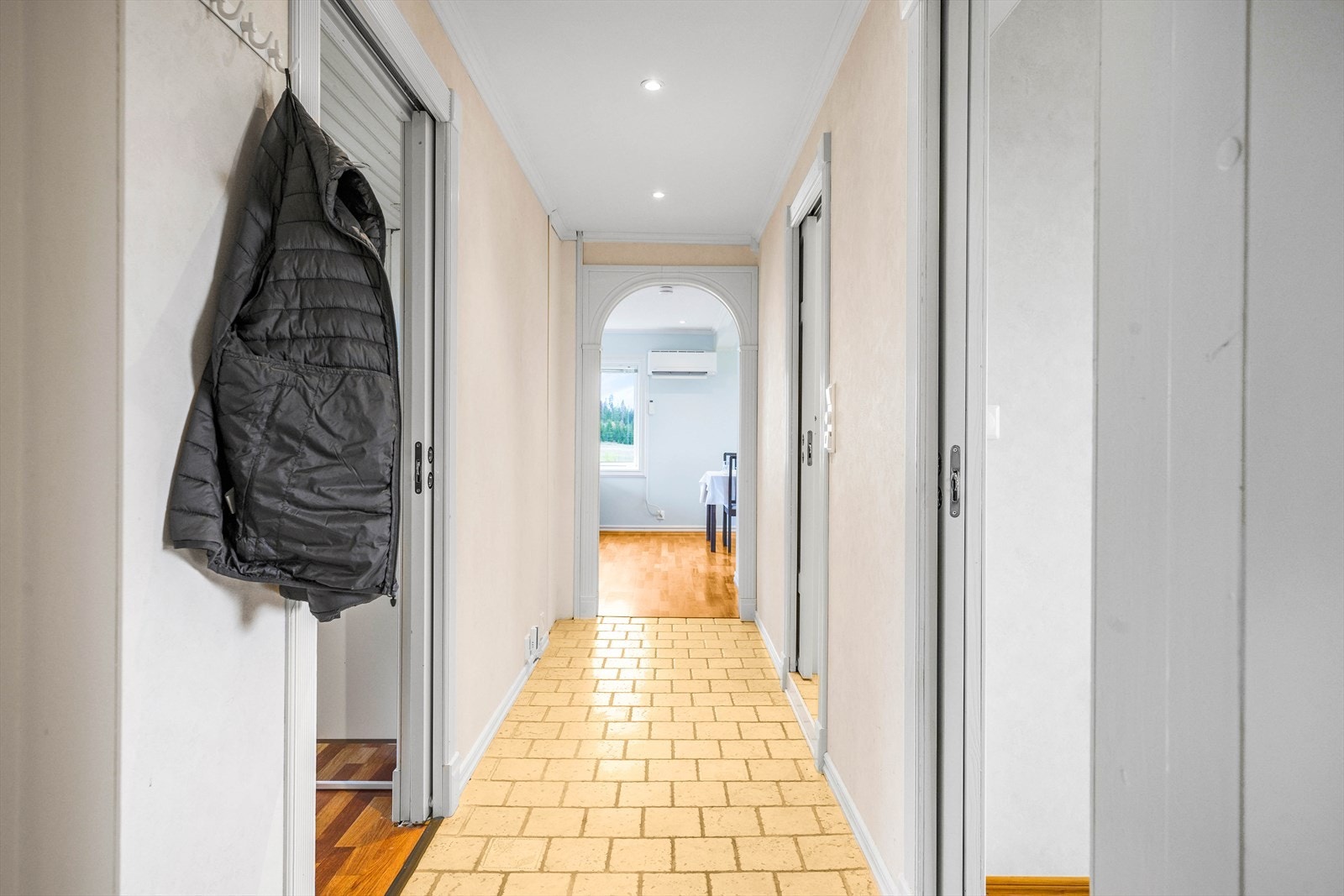 Innbydende entré med god plass til oppbevaring av yttertøy og sko. Galleribilde