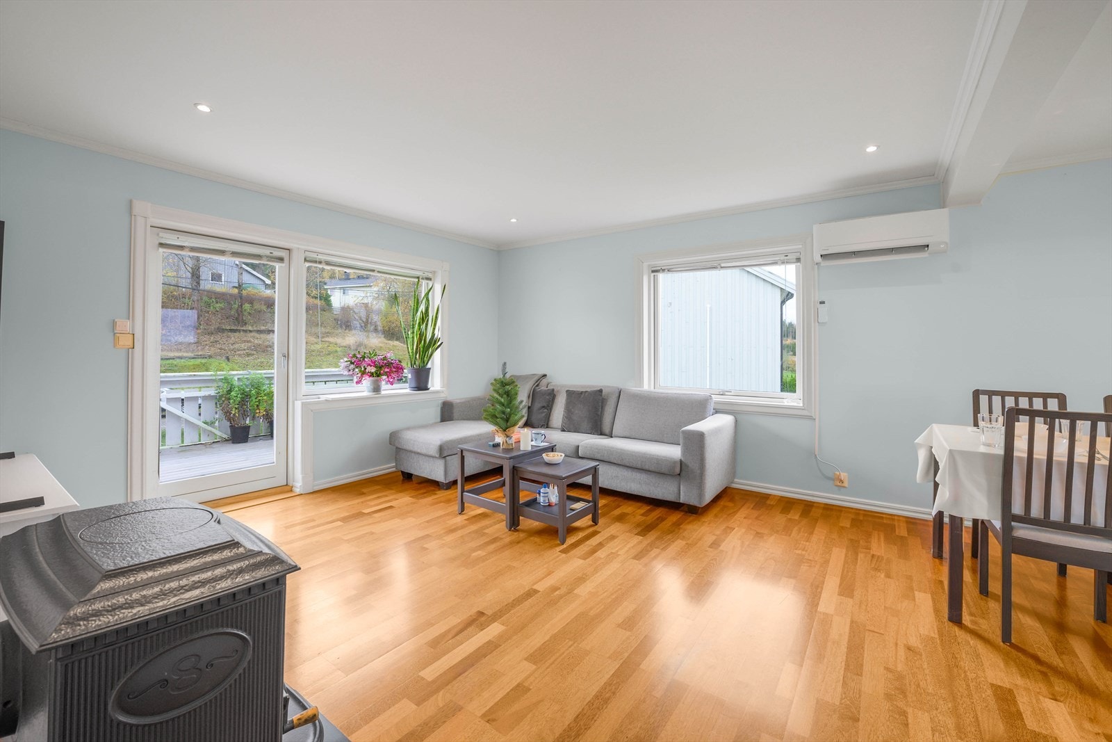 Her er det god plass til både sofagruppe og spisebord, og rommet innbyr til hyggelige sammenkomster med familie og venner. Galleribilde