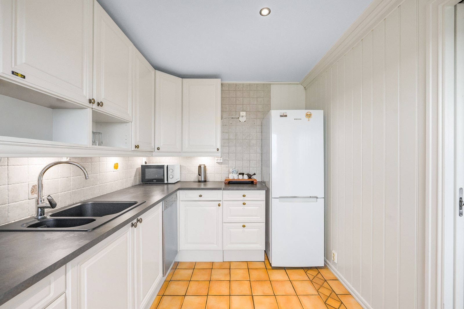 Kjøkkenet er utstyrt med plass til kjøleskap/fryser, oppvaskmaskin og komfyr, og har ventilator med avtrekk ut. Galleribilde