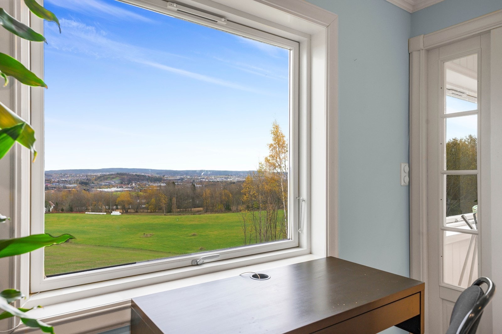 Nyt et åpent og grønt utsyn mot vakre omgivelser. Galleribilde