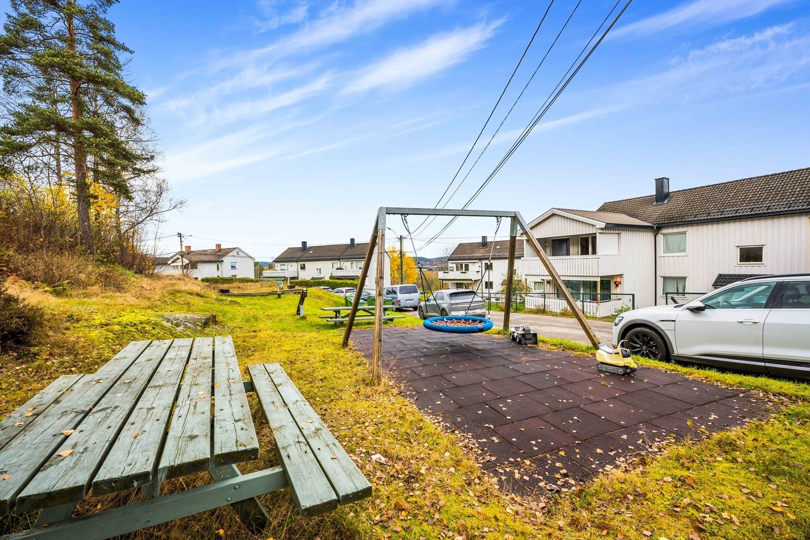 Det er lekeplass på sameiets tomt. Galleribilde