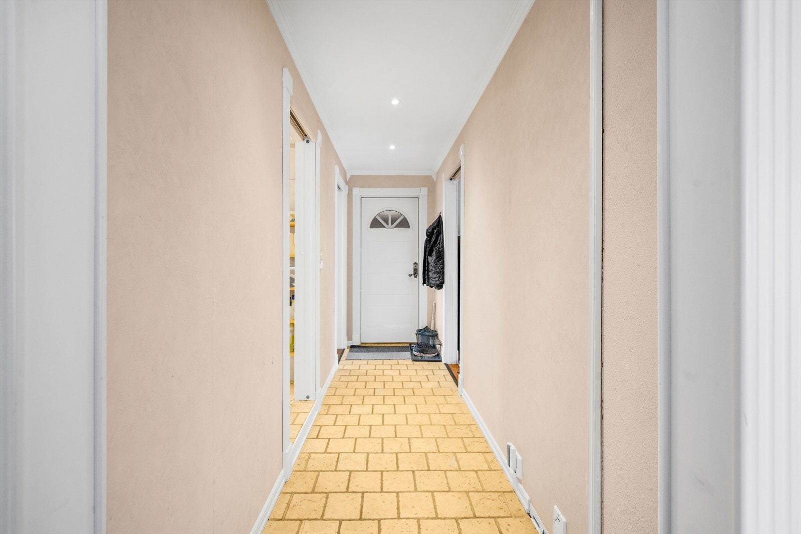 Gangen binder boligen sammen på en praktisk måte og gir et ryddig førsteinntrykk. Galleribilde