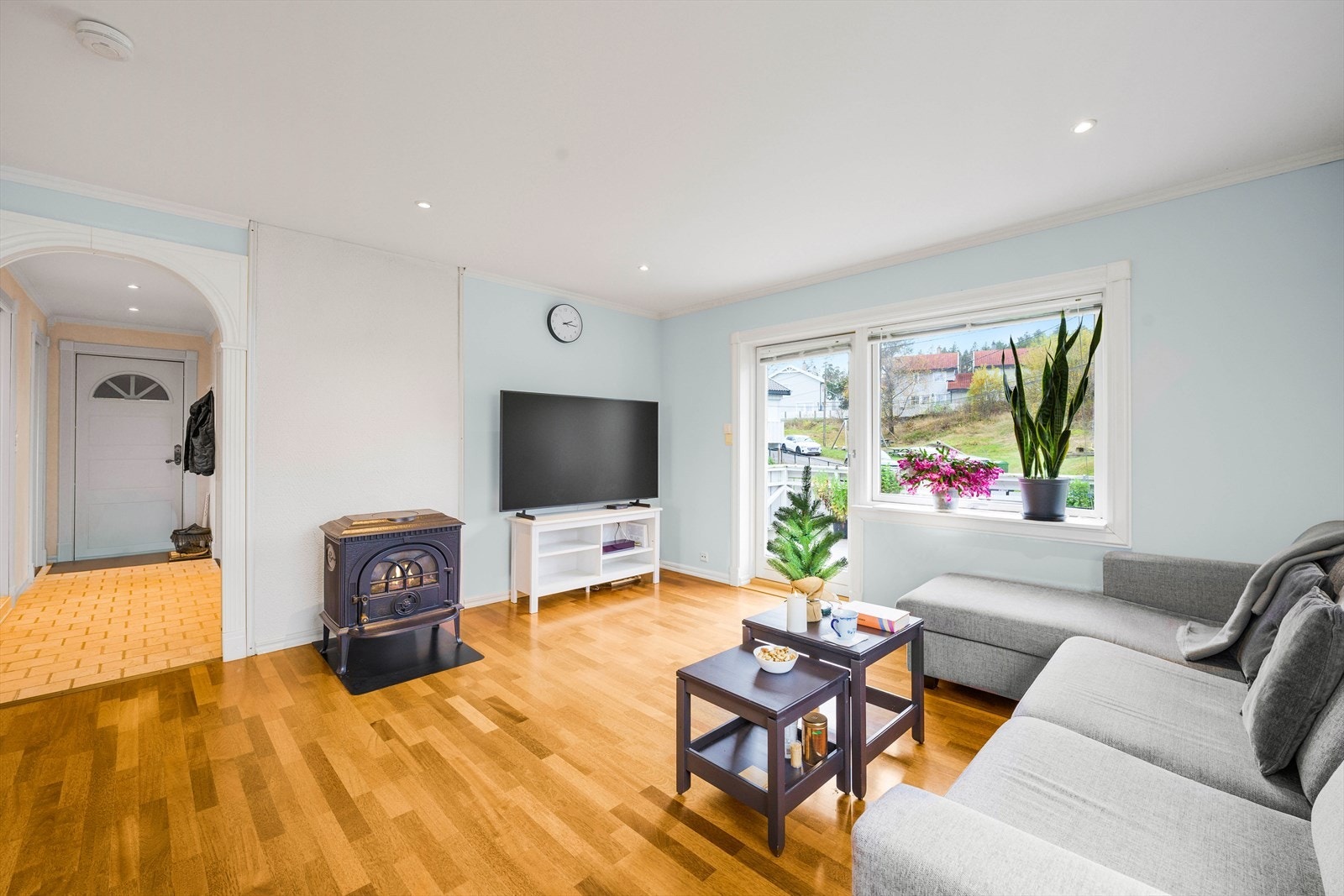 I stuen er det gode oppvarmingskilder fra både varmepumpe og peisovn. Galleribilde