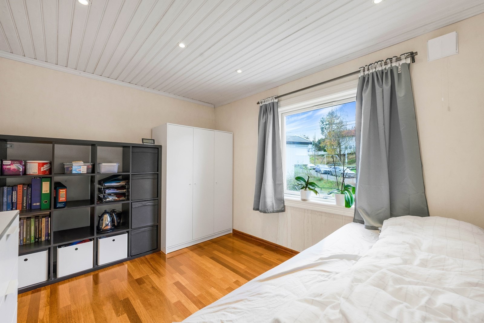 Det ene soverommet har plass til både dobbeltseng, garderobeskap og ekstra oppbevaring. Galleribilde