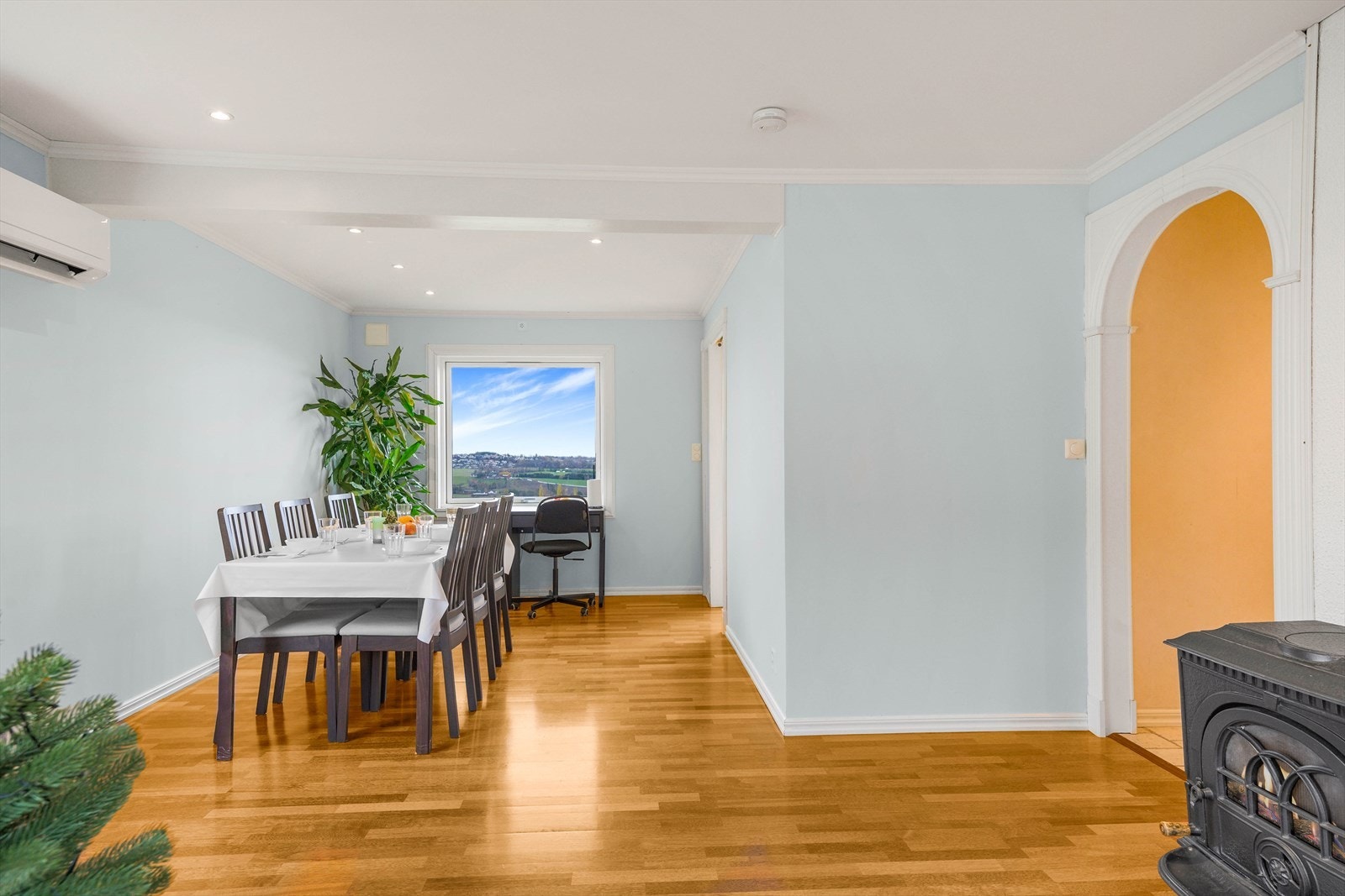 Lys og romslig stue med store vindusflater som gir rikelig med naturlig lys og en luftig atmosfære. Galleribilde