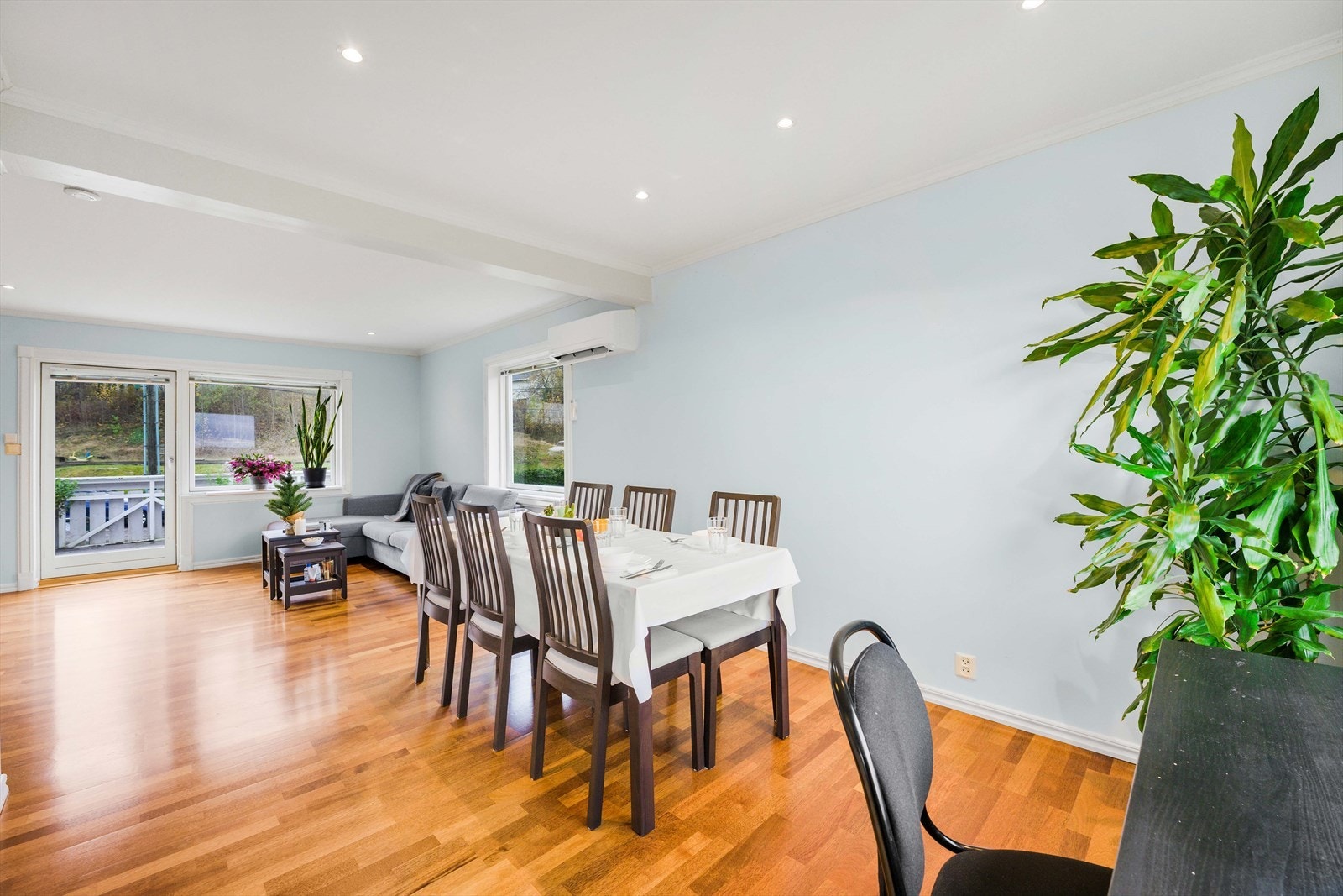 Fra stuen er det utgang til balkongen. Galleribilde