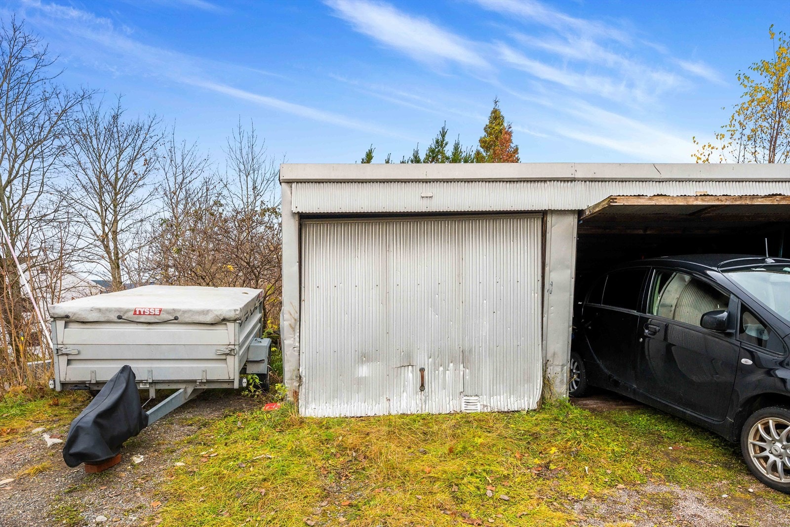 Leiligheten disponerer fast garasjeplass i garasjerekke som medfølger salg. Galleribilde