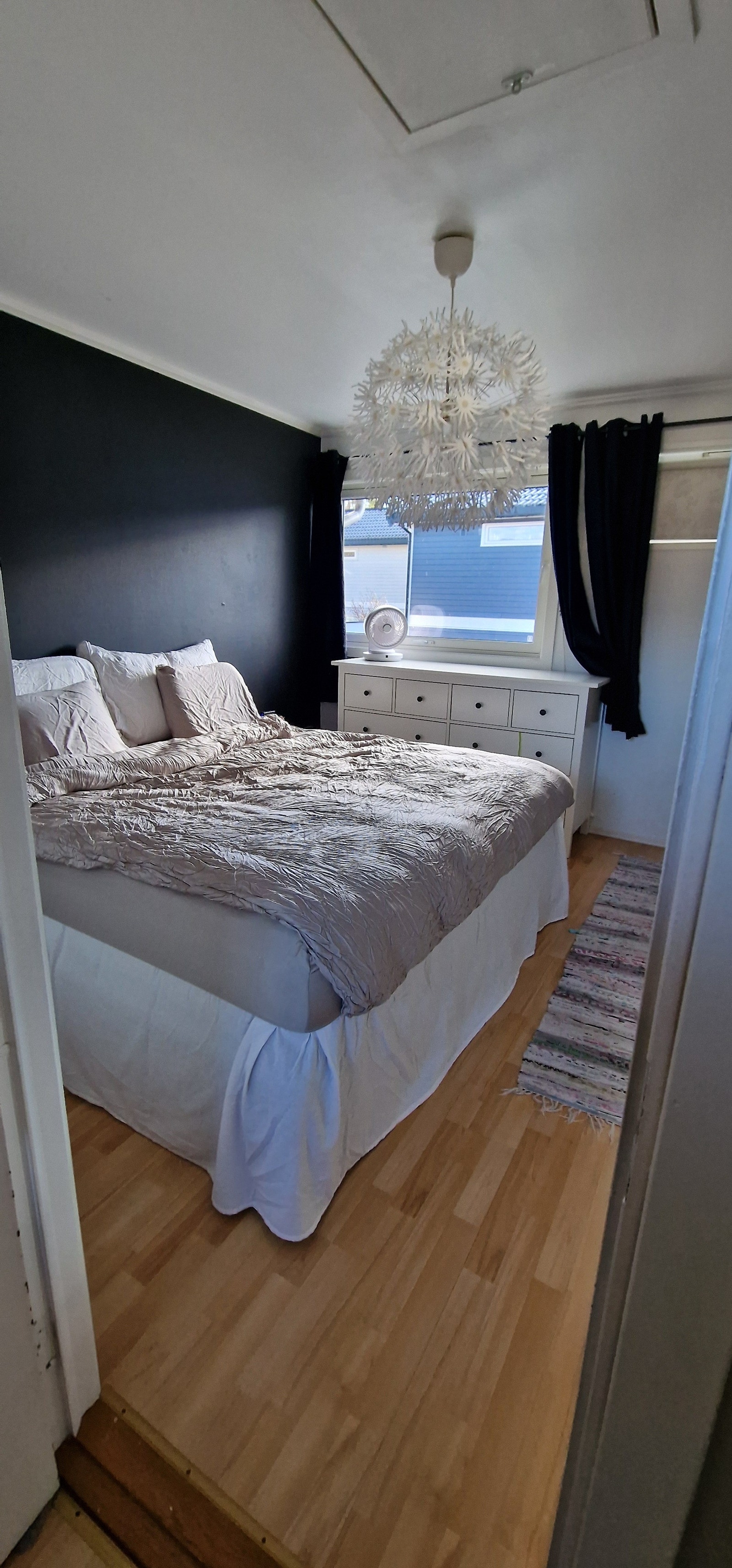 2. etg. Soverom med god 180 cm seng og 1 stk kommode. Galleribilde