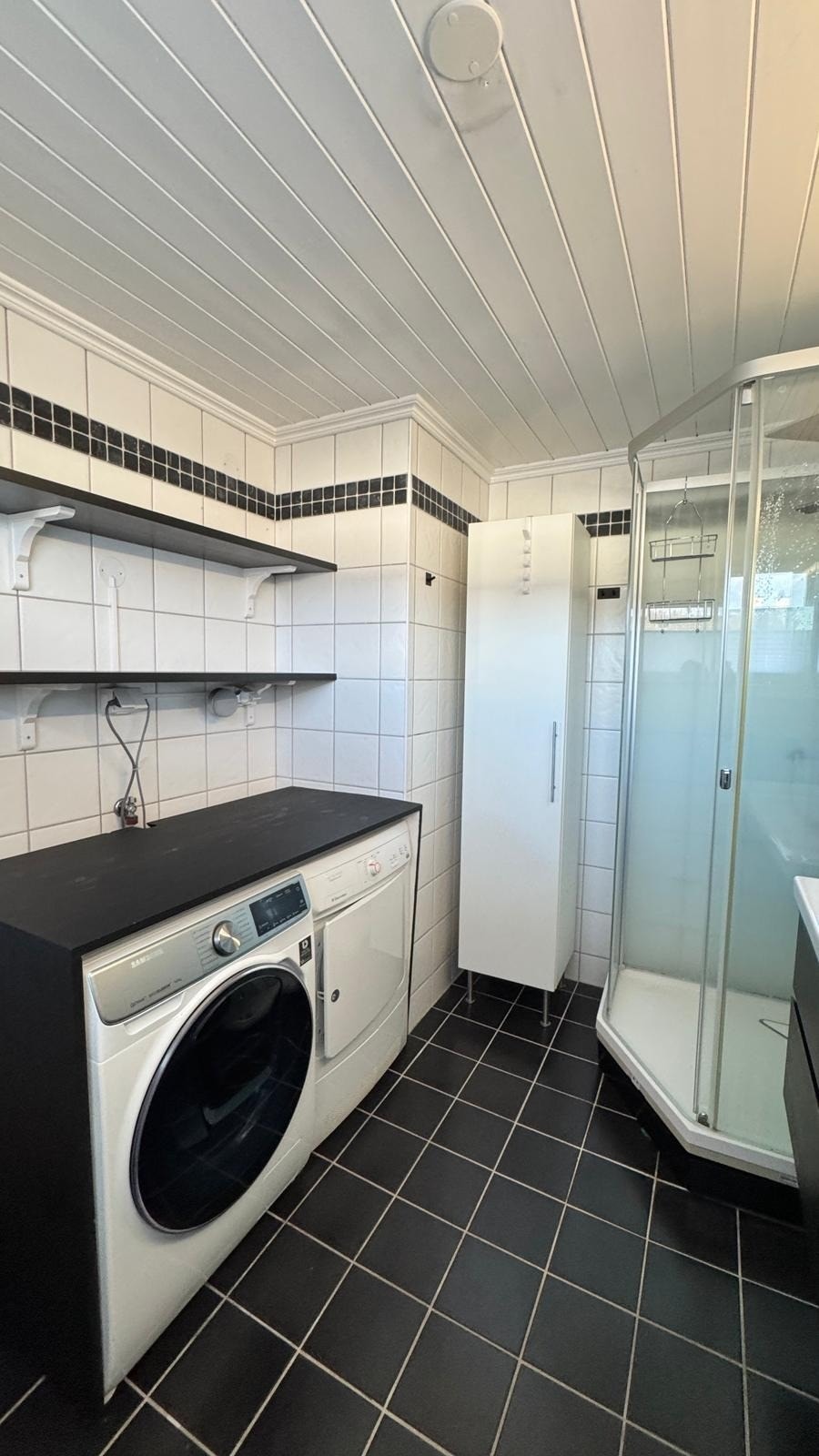 2. etg. Baderom. Med vaskemarskin og tørketrommel Galleribilde