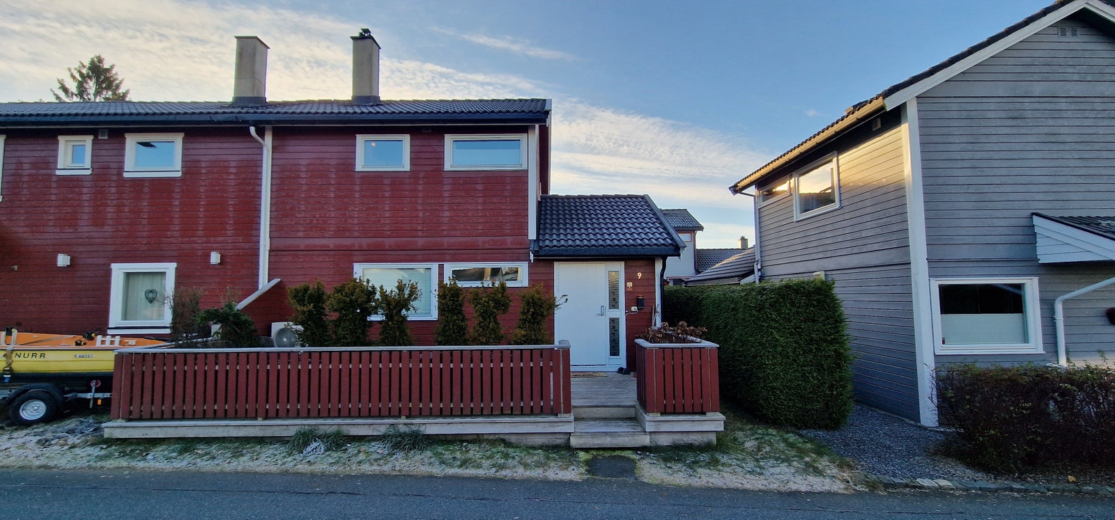 Koselig vertikaldelt 2-mannsbolig. Egen inngang og terrasse fremside Galleribilde