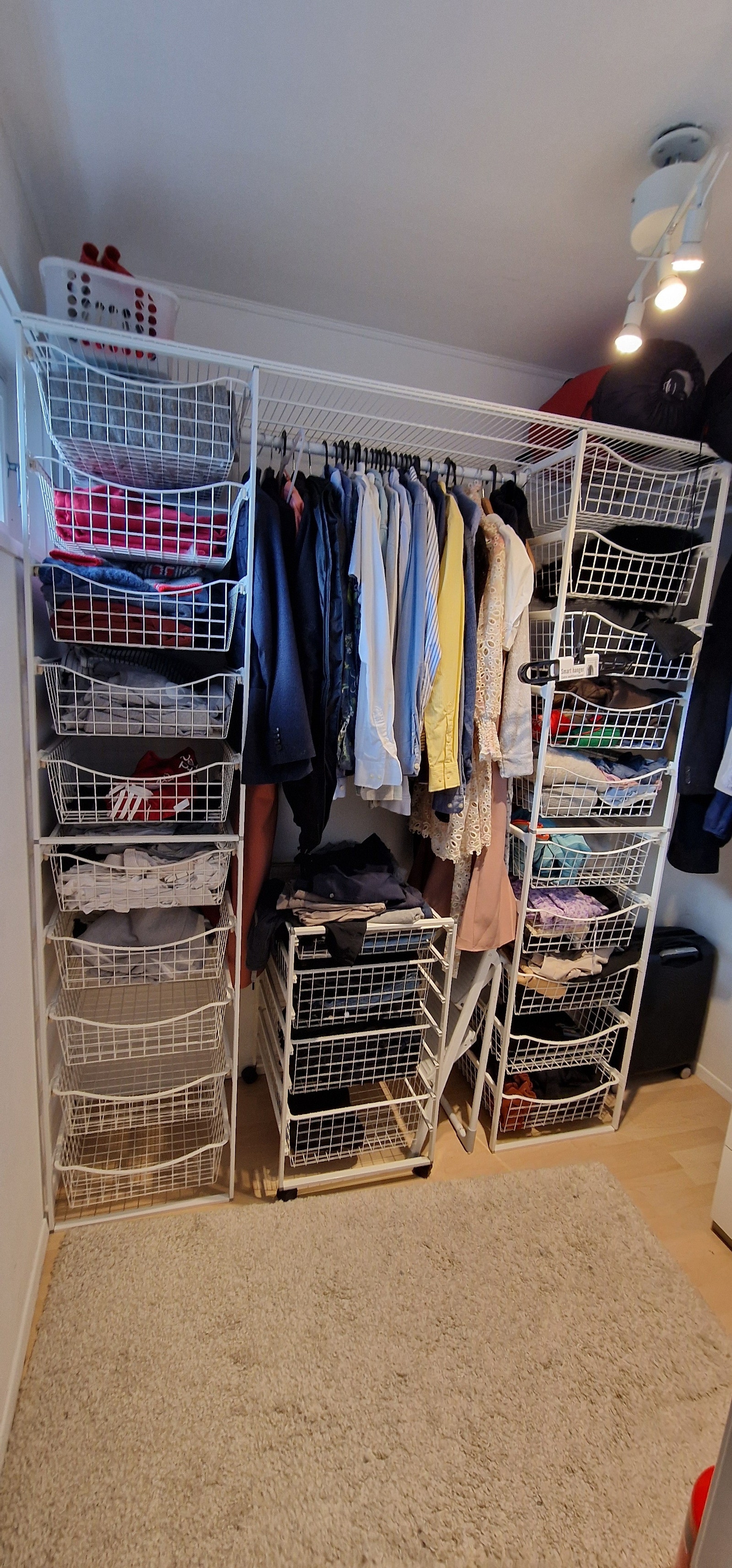 2. etg. Walk-in closet. Men inngang fra soverom. med Elfa hyllesystem og 1 stk kommode Galleribilde