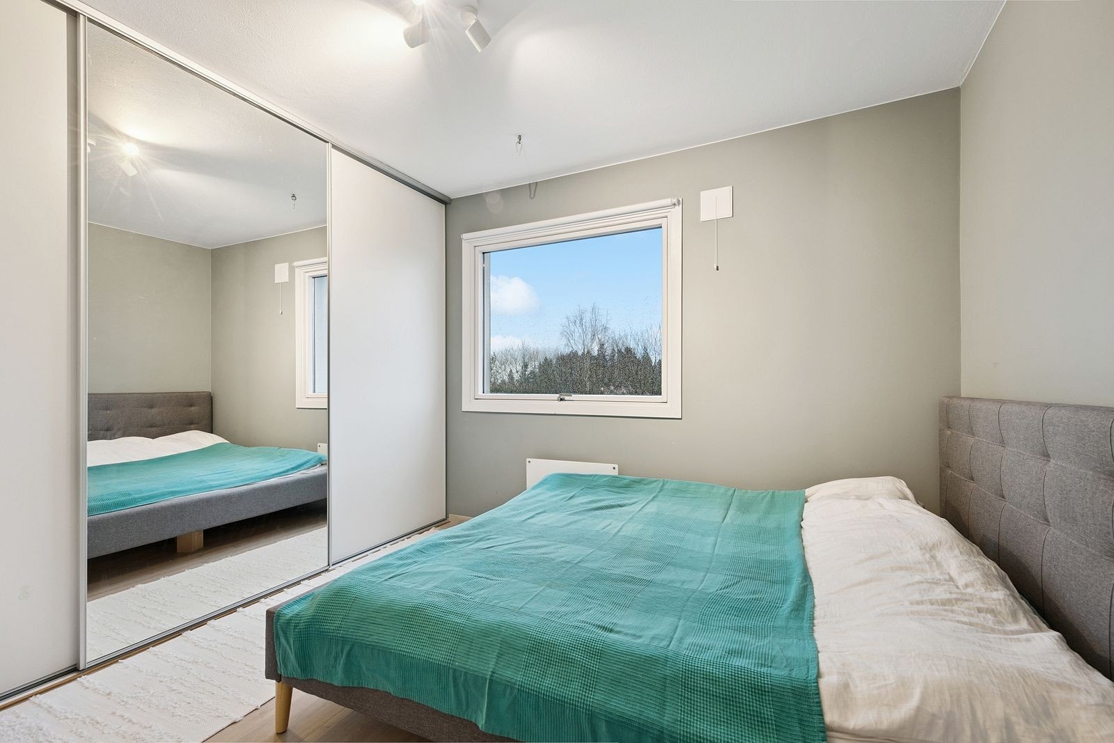 Hovedsoverom med stor skyvedørsgarderobe Galleribilde