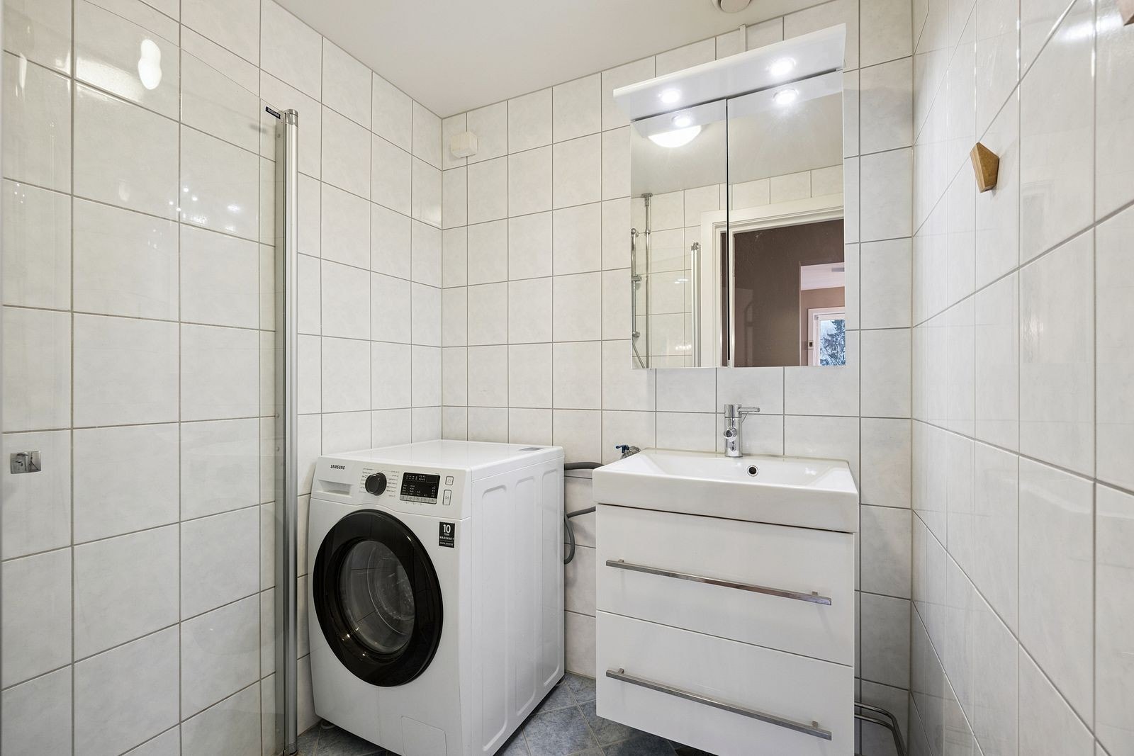 Flislagt bad med vaskemaskin Galleribilde