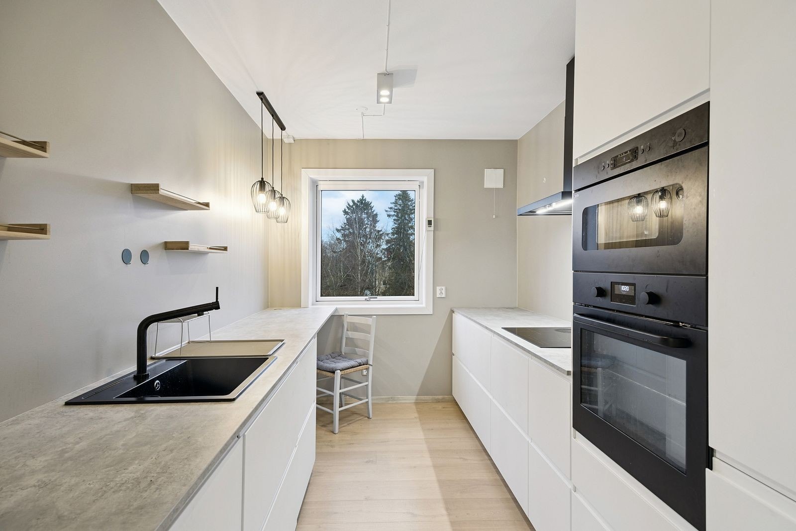 Moderne kjøkken med integrerte hvitevarer Galleribilde