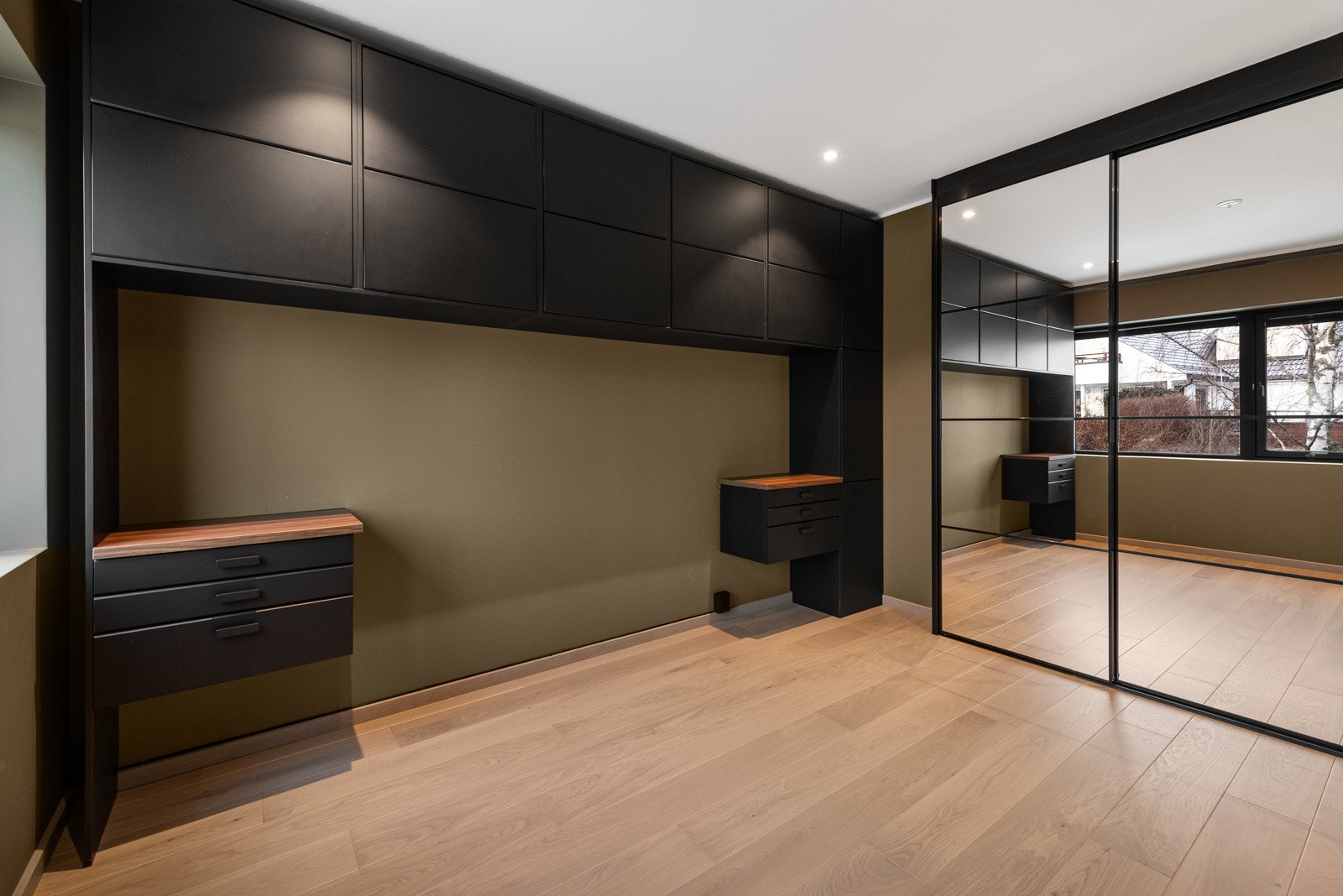 Integrerte nattbord, overskap- og sideskap samt garderobeskap medfølger. Galleribilde