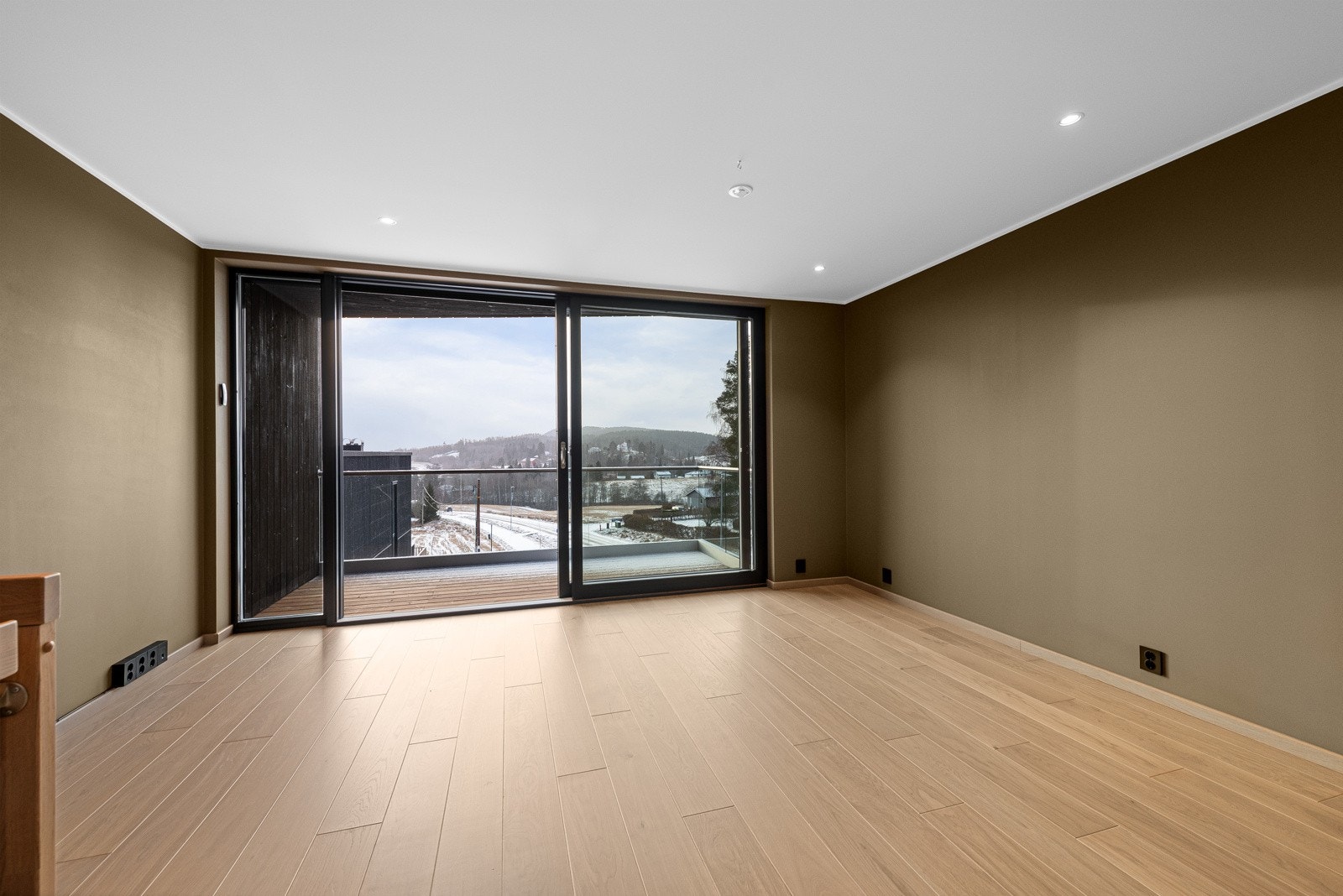 Stuen er plassert i 2. etasje. Store vinduer gir rikelig lys inn i stuer og kjøkken/spisestue. Galleribilde