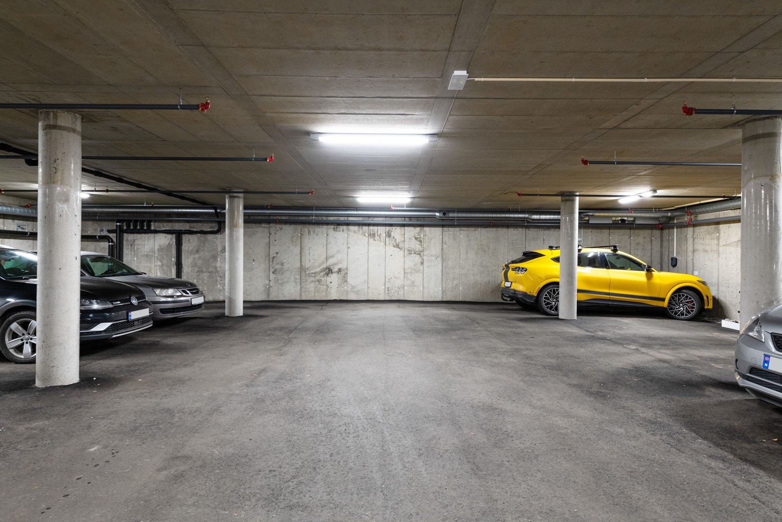 Det er montert 1 elbillader 11kW og forberedt bakplate for enkel montasje lader nummer 2. Galleribilde