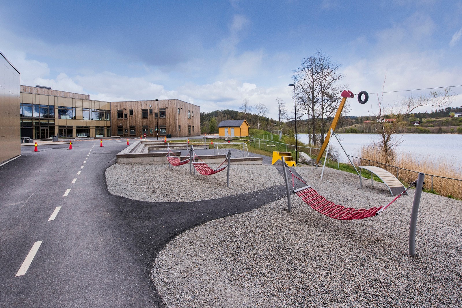 Det er få skoler som ligger så fint til som Ytre Enebakk skole. Bygget stod klart til skolestart i 2018 Galleribilde