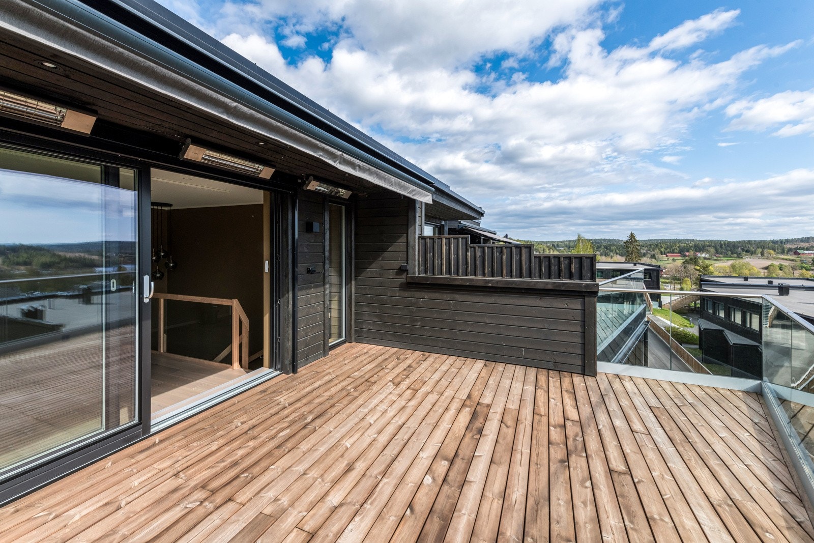 Fra loftstuen er det utgang til det alle drømmer om når våren og sommeren virkelig tar grep: Din egen takterrasse Galleribilde