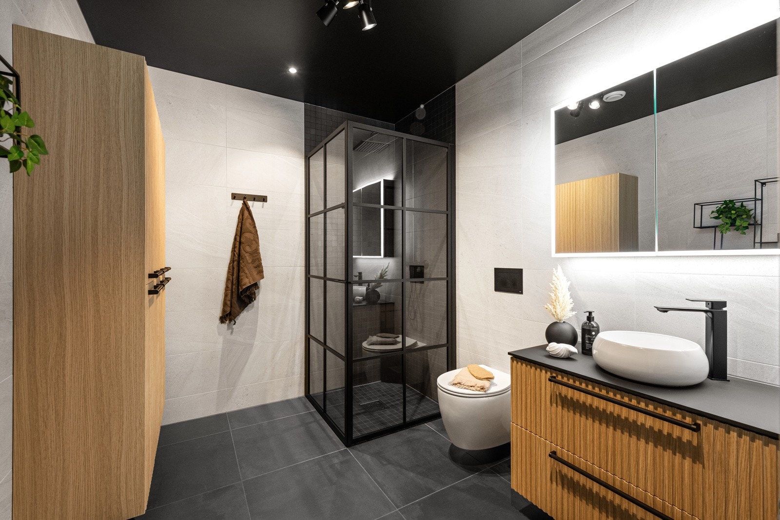 Baderommene er praktisk plassert i 1. og 3. etasje er med et stilrent fargevalg på fliser og innredning. Bilde er fra bad i 1. etg. Galleribilde