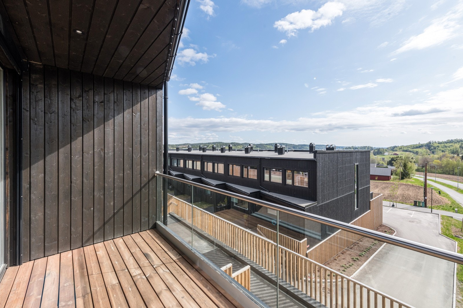 Fra stuedelen i 2. etasje er det utgang til sydvendt balkong på 7 kvm. Galleribilde