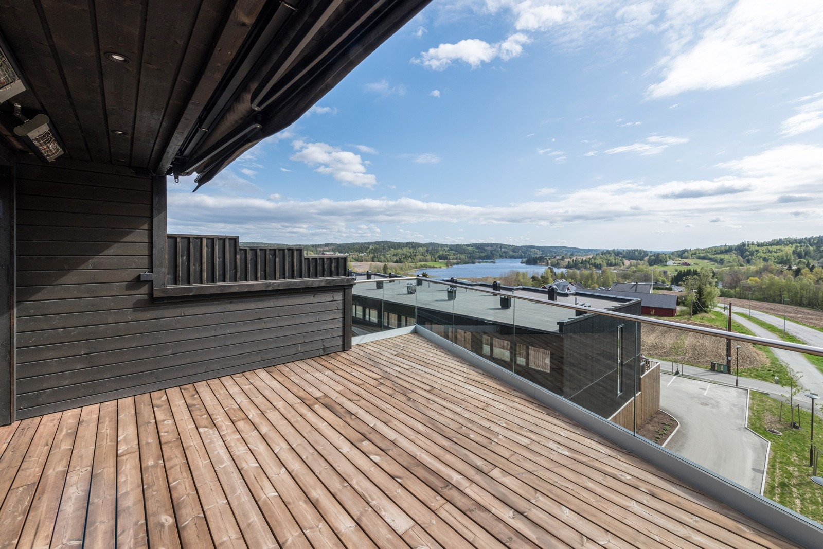 Vid utsikt utover Mjær og kulturlandskapet rundt Galleribilde