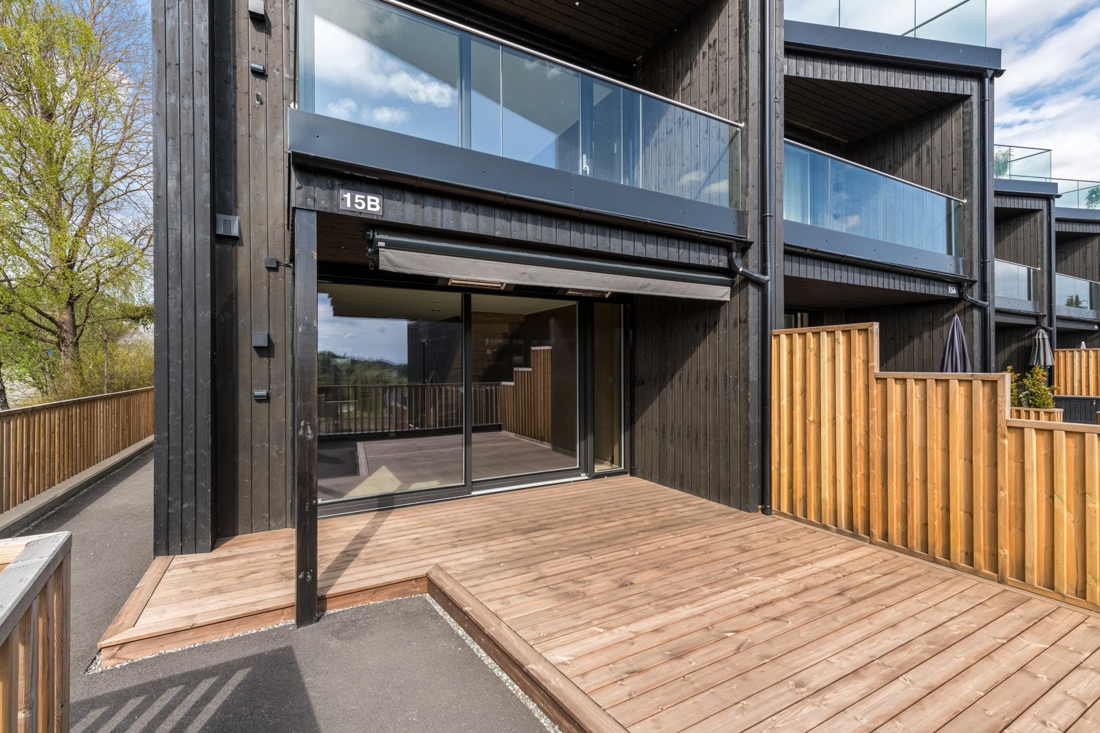 1. etasje. har terrasseplatting på ca. 15 kvm. med adkomst fra stue/kjøkken. Galleribilde