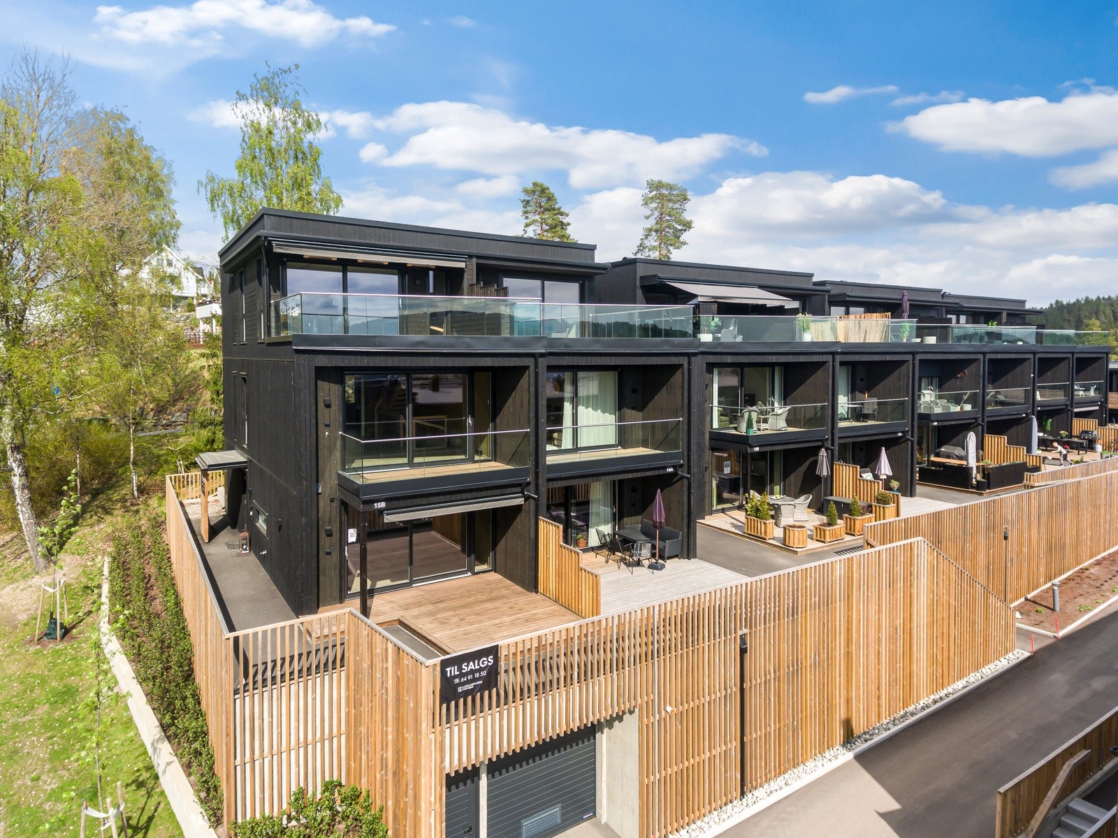 Boligen 2 faste parkeringsplasser i felles lukket anlegg under 2-mannsboligene, seksjonert som tilleggsdeler Galleribilde