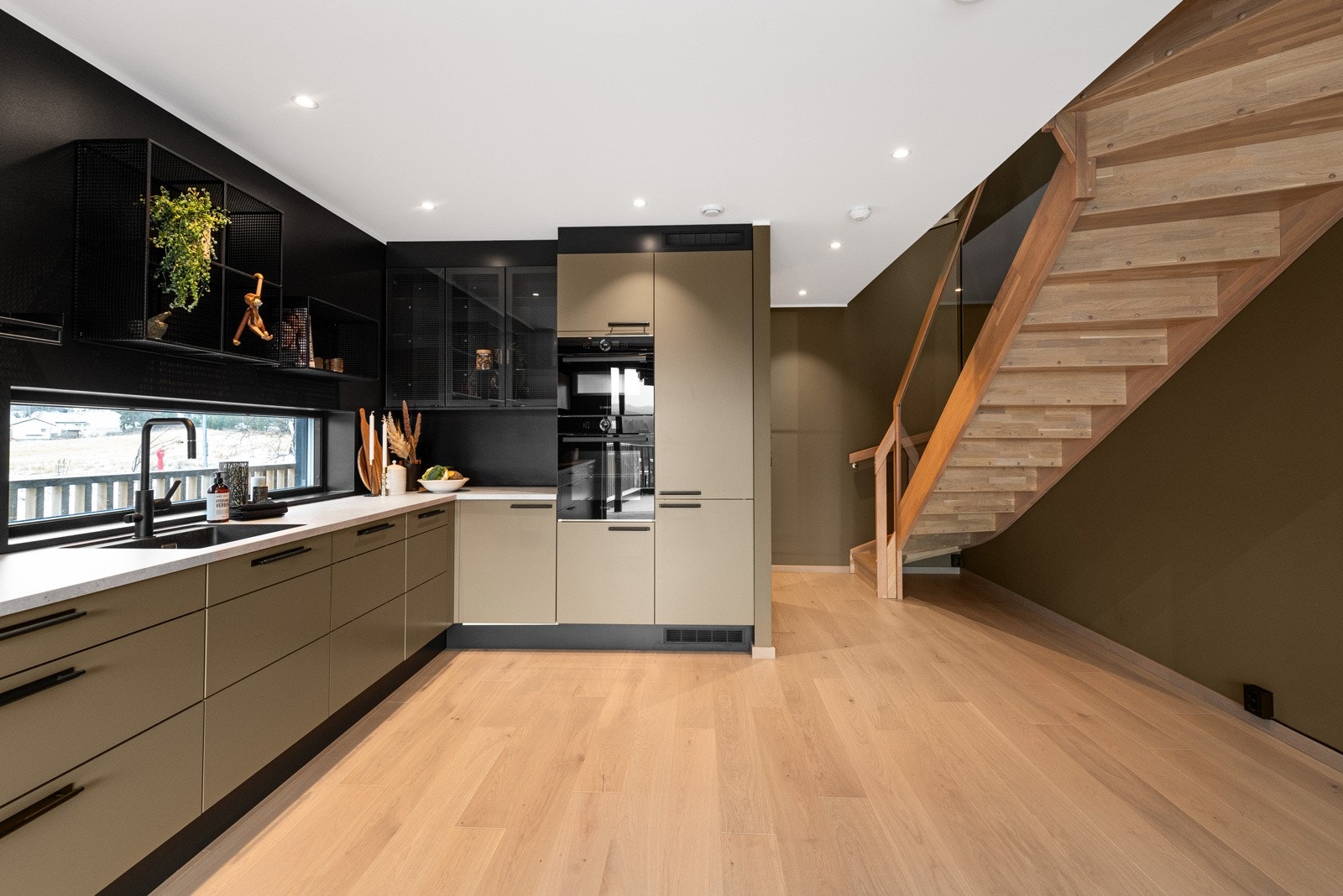 Integrerte hvitevarer: stekeovn, koketopp, micro (kombi), oppvaskmaskin, kjøleskap med frys medfølger Galleribilde