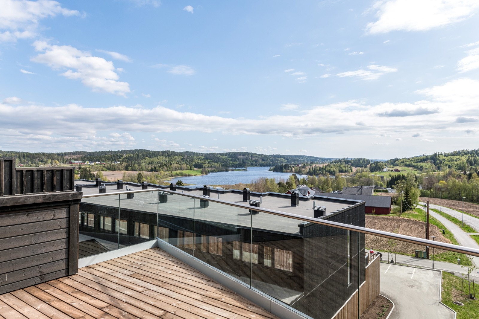 Lokalmegleren & Partners har gleden av å presentere en påkostet og tiltalende 2-mannsbolig på populære Mjærutsikten. Galleribilde