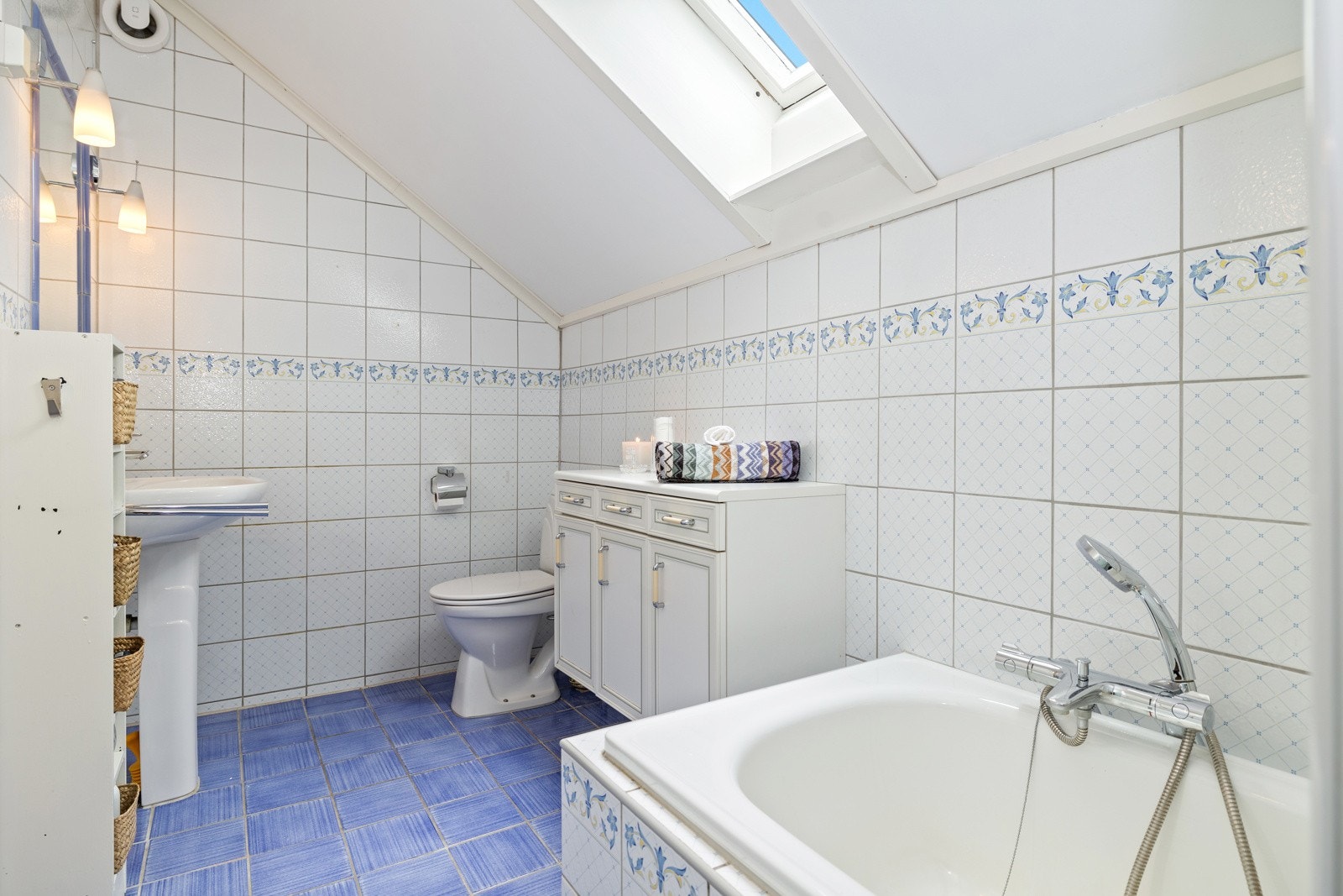 Bad i 2. etg. er flislagt og har badekar, dusj, wc og servant. Galleribilde