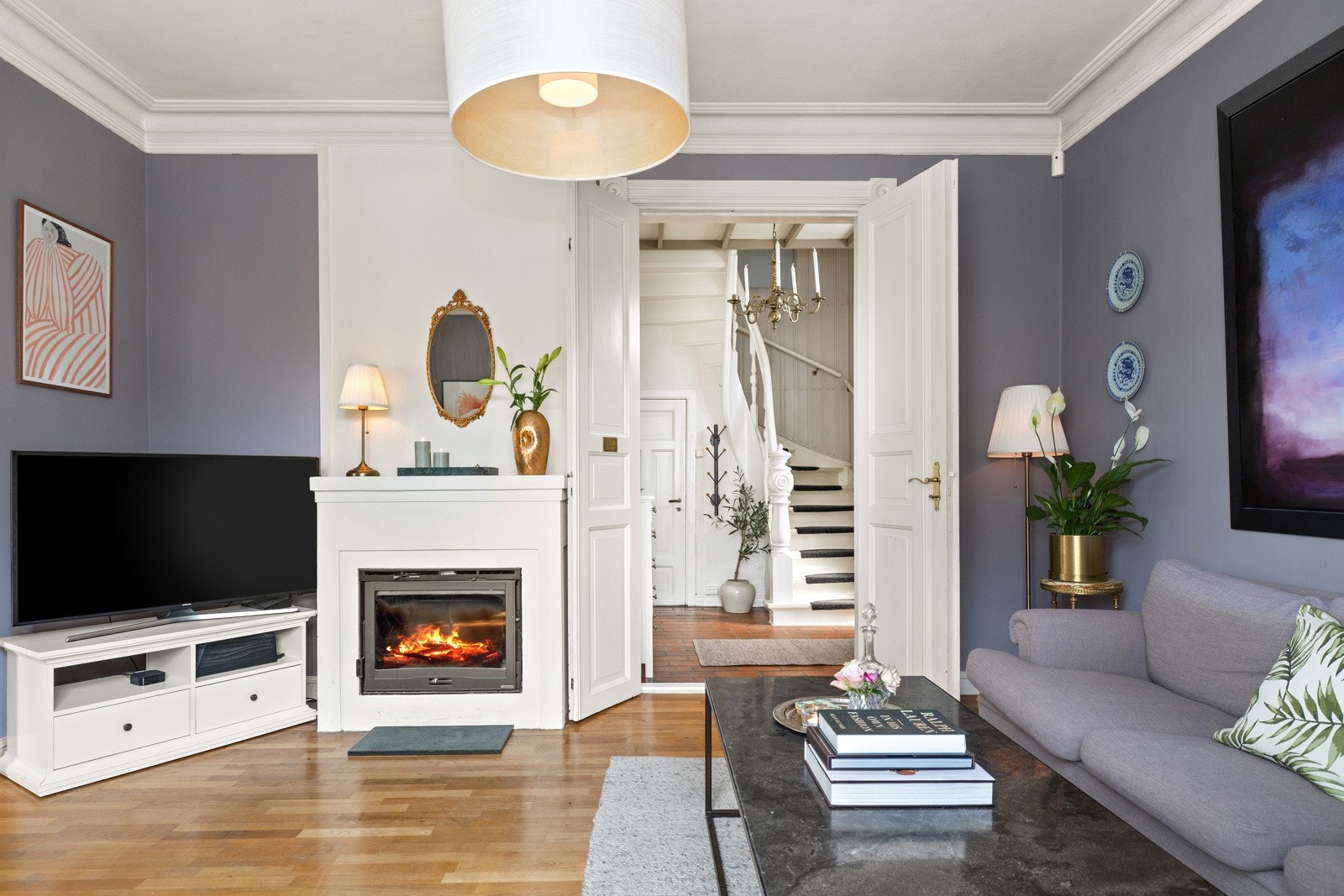 Daglistuen inviterer til hyggelige aftener med god effektiv varme fra peisen. Fin plass til sofa og tv. Galleribilde